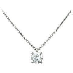 DeBeers DB Classic Collier pendentif solitaire en platine avec diamants ronds de 0,59 carat