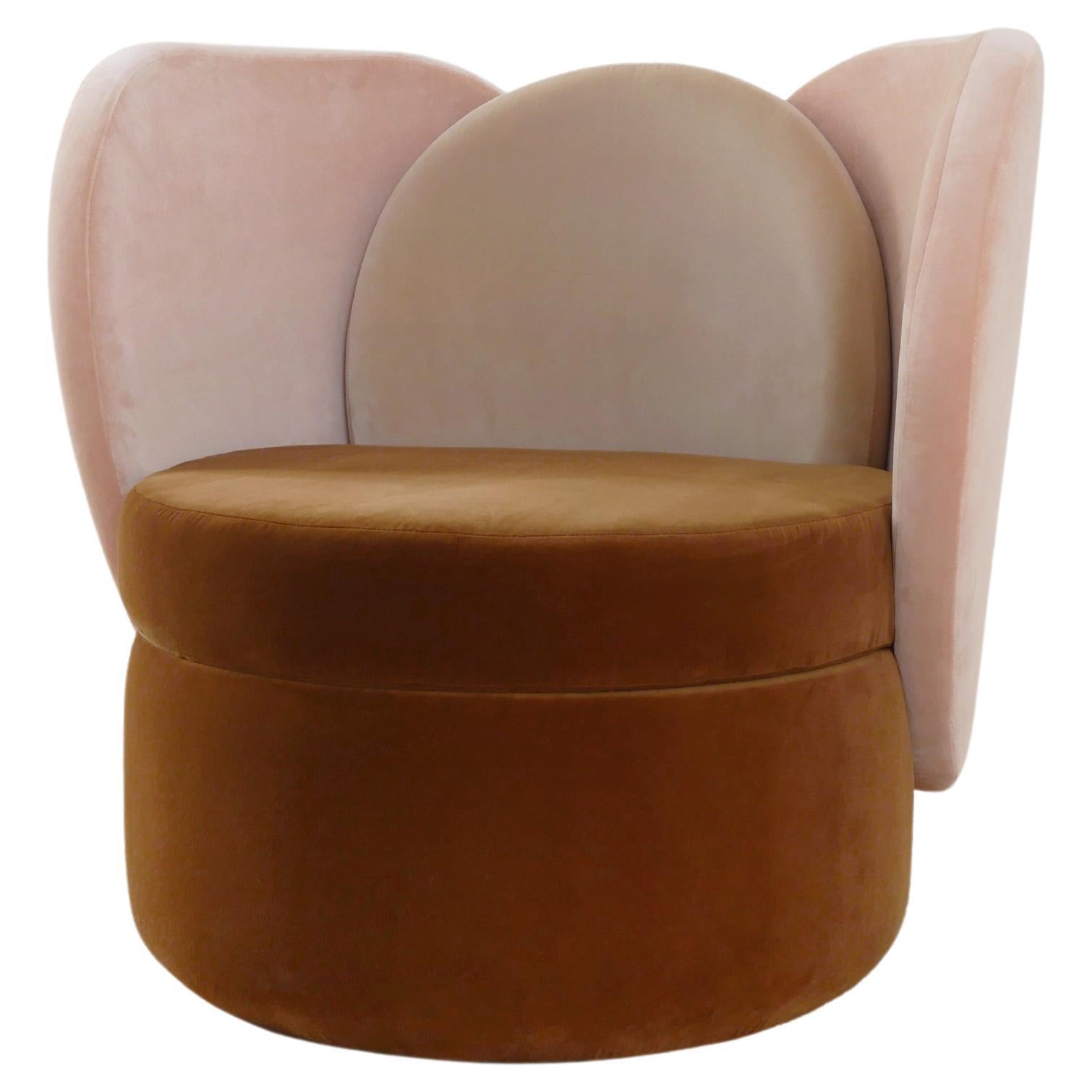 Fauteuil Contemporary Debi en velours rose et beige par Sergio Prieto & Dovain Studio en vente