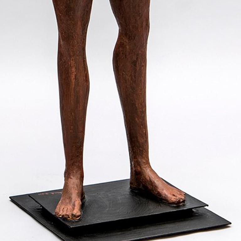 Série Reflection : Vogue intérieure - Gris Figurative Sculpture par Deborah Ballard