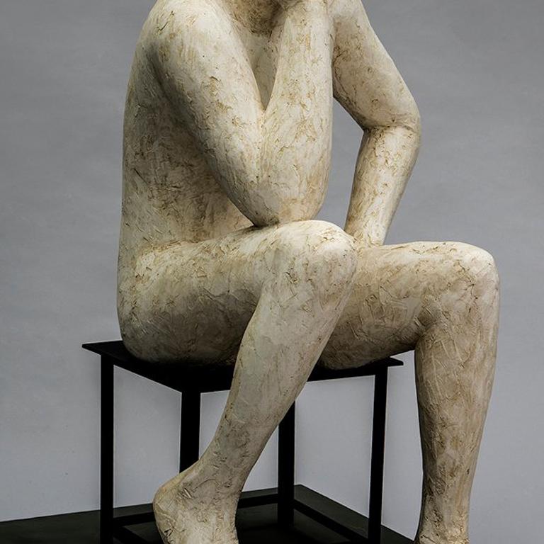 Piensa II - Figurative Sculpture Gris de Deborah Ballard