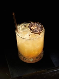 La hora del cóctel o un certificado de buena salud, Foto en color 8 x 10