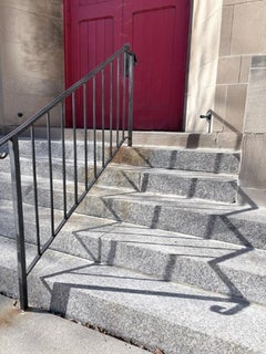 Sombra de la barandilla sobre la puerta roja de la iglesia nº 2