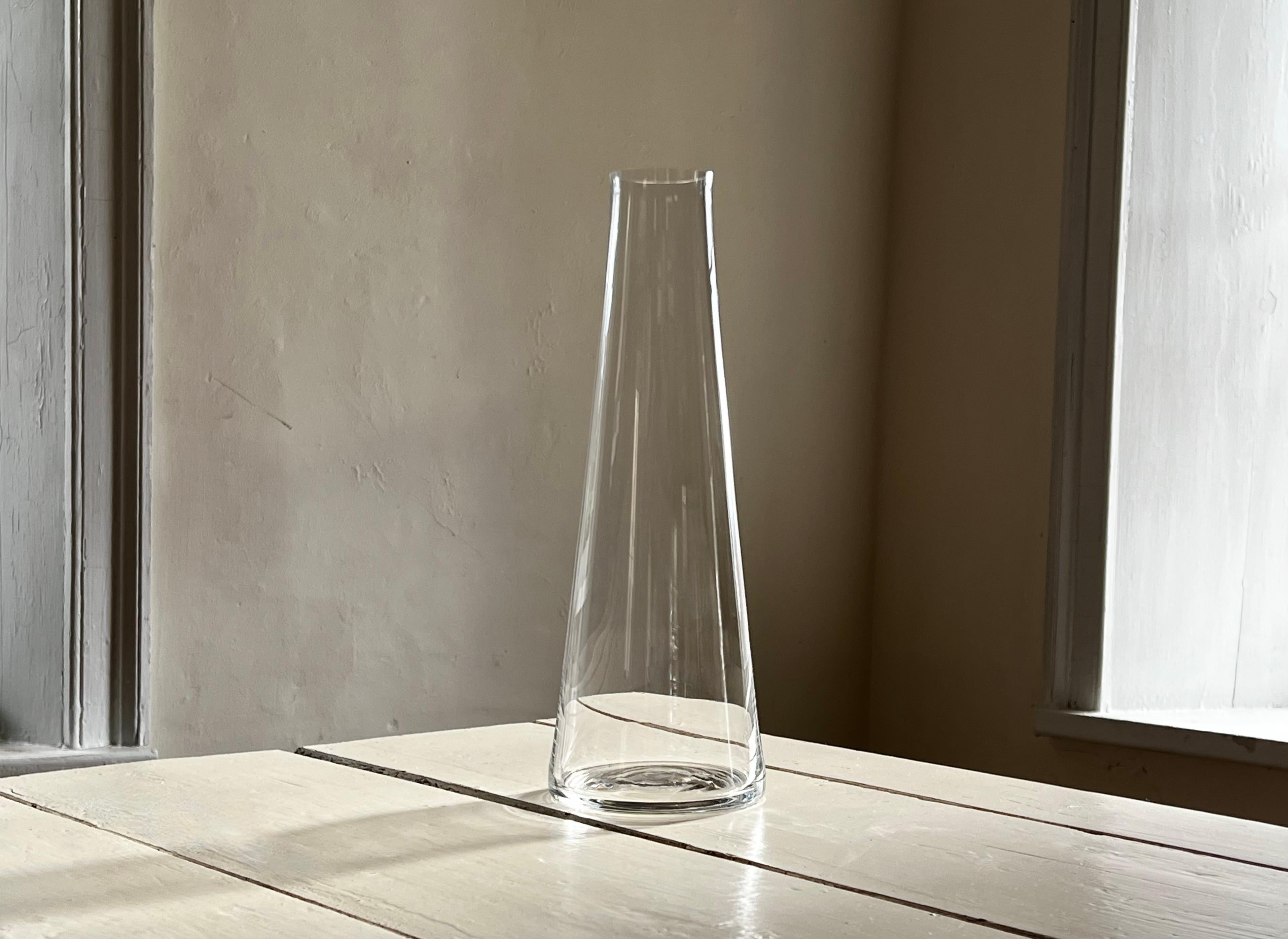 The Deborah Ehrlich Crystal Water Decanter was designed in collaboration with Laureen Barber and Philippe Gouze for Dan Barber's James Beard Award winning restaurant, Blue Hill at Stone Barns.  The elegant, pared down form creates a beautiful