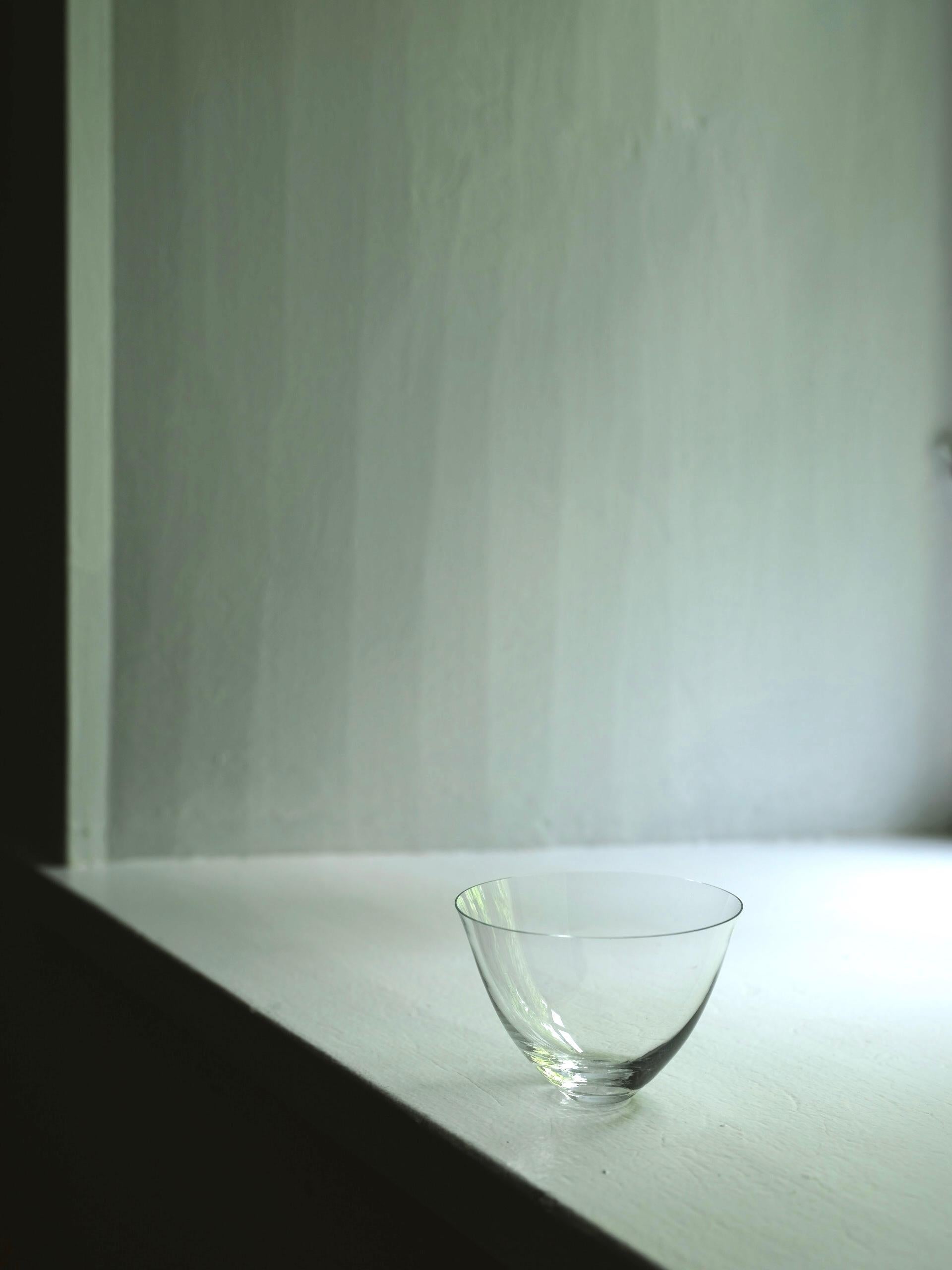 Chaque pièce de Deborah Ehrlich est conçue pour la force et la clarté extraordinaires du cristal suédois. La simplicité du design, la finesse du rebord, la qualité du cristal et le poids parfait de cette petite coupe en cristal créent une expérience