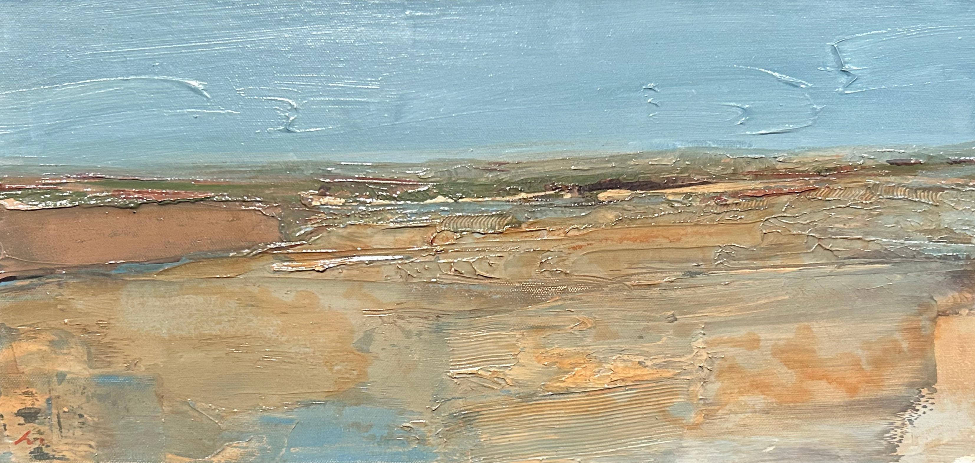 Das Werk "The Range" ist ein 10x20 großes zeitgenössisches Ölgemälde auf Leinwand der Künstlerin Deborah Hill. Sie bietet einen Blick in ein ausgedehntes, beigefarbenes Gebiet mit gelegentlichen blauen Wasserflecken. Ein strahlend blauer Himmel wird