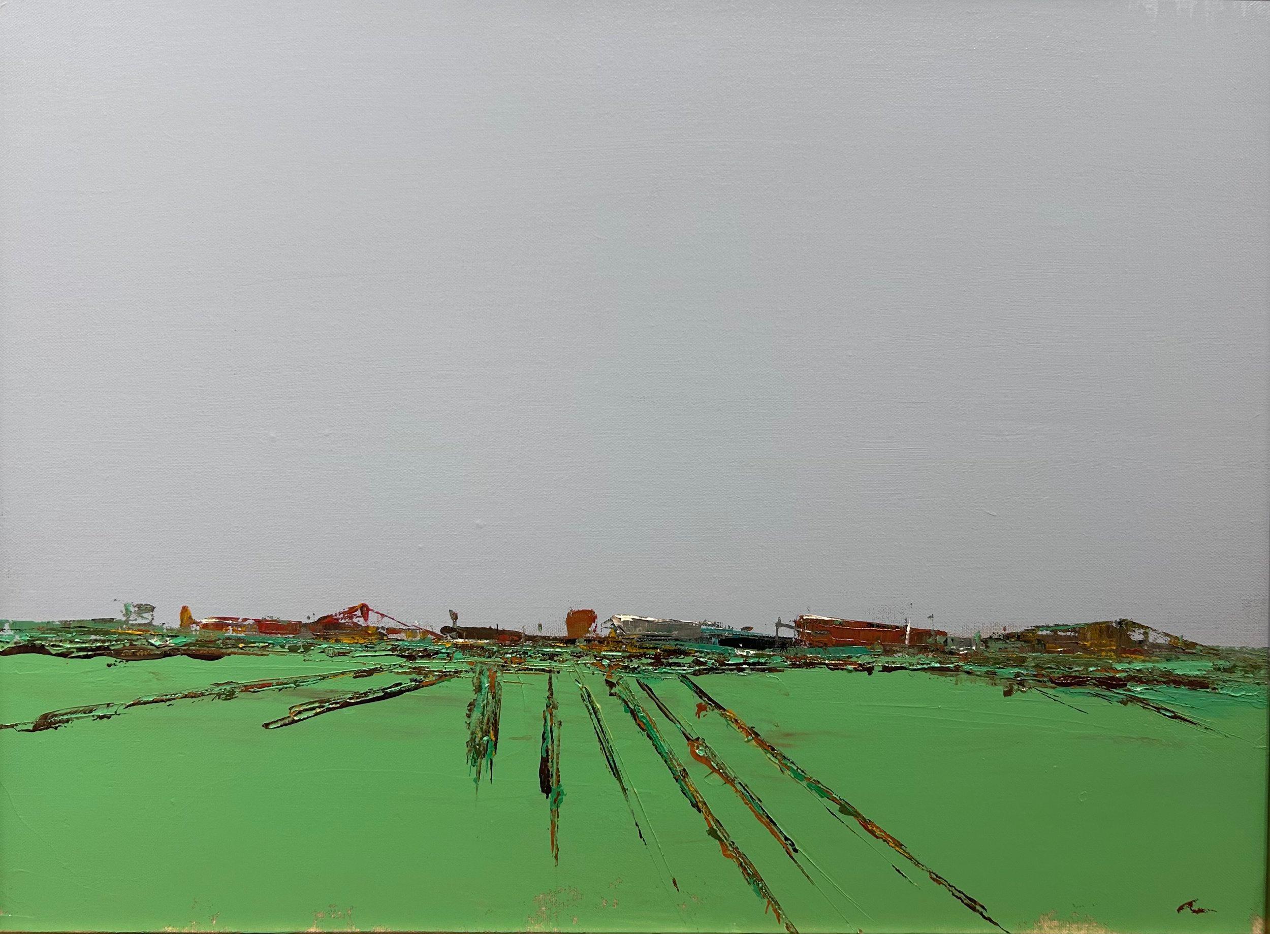 Esta obra, "La granja del silo", es un óleo contemporáneo sobre lienzo de 18x24 de la artista Deborah Hill. Se muestra una vista de líneas abstractas texturadas que dan la impresión de hileras de mieses en un exuberante campo verde. Mientras un