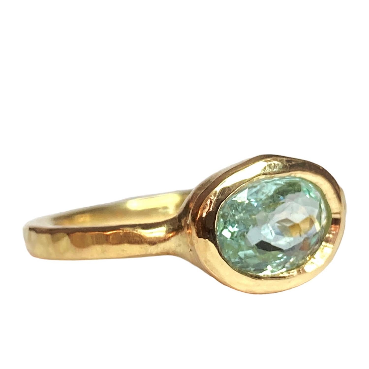 L'anello in oro giallo 18kt di Deborah Murdoch, unico nel suo genere, appartiene alla Collection'S e presenta una pietra blu Paraiba ovale da 1,0ct. La fascia dell'anello è leggermente piallata per dare una sensazione di consistenza e ha una