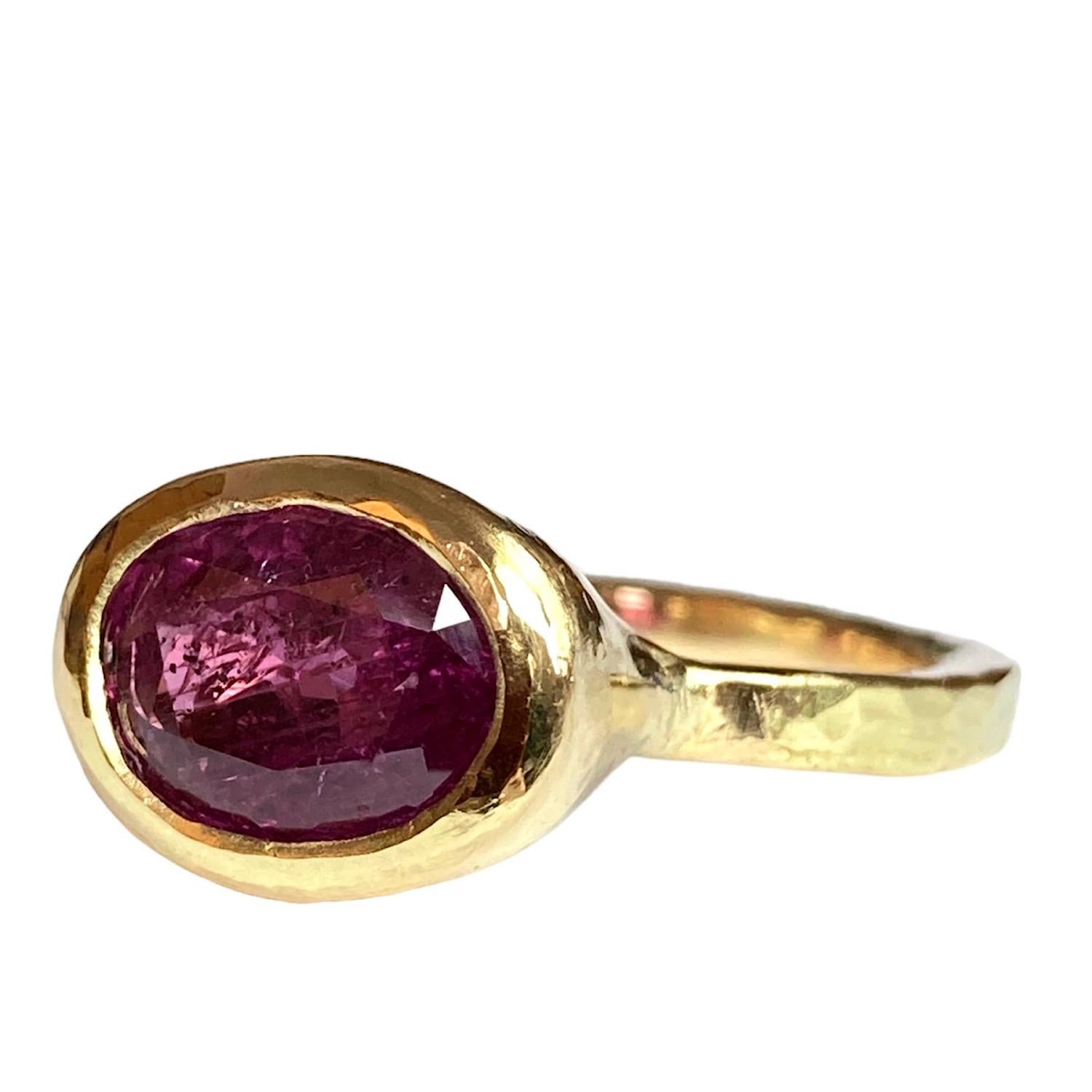 Contemporary Deborah Murdoch 18 Karat Yellow Gold Oval 2.82 Carat Pink Sapphire Ring For Sale