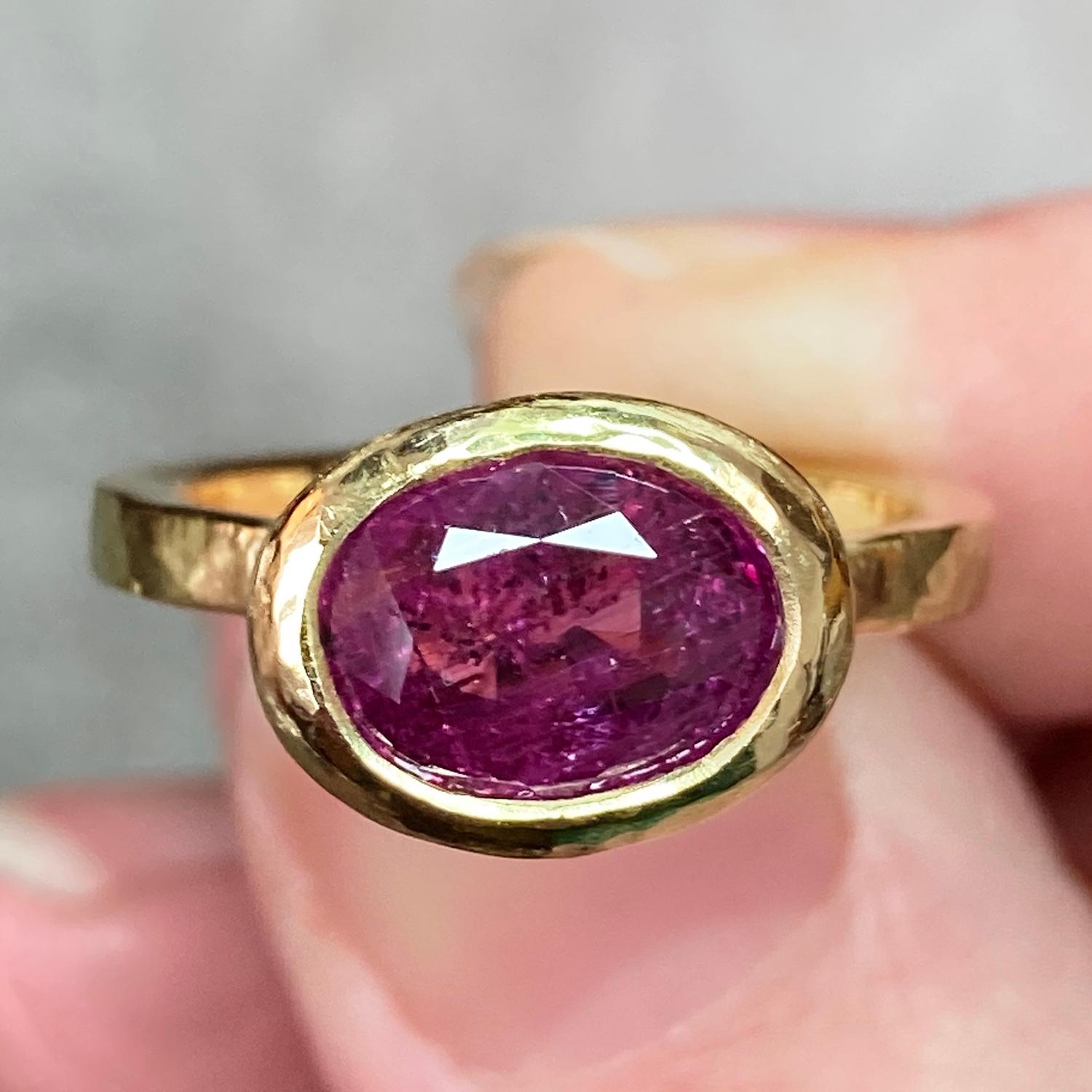 Oval Cut Deborah Murdoch 18 Karat Yellow Gold Oval 2.82 Carat Pink Sapphire Ring For Sale