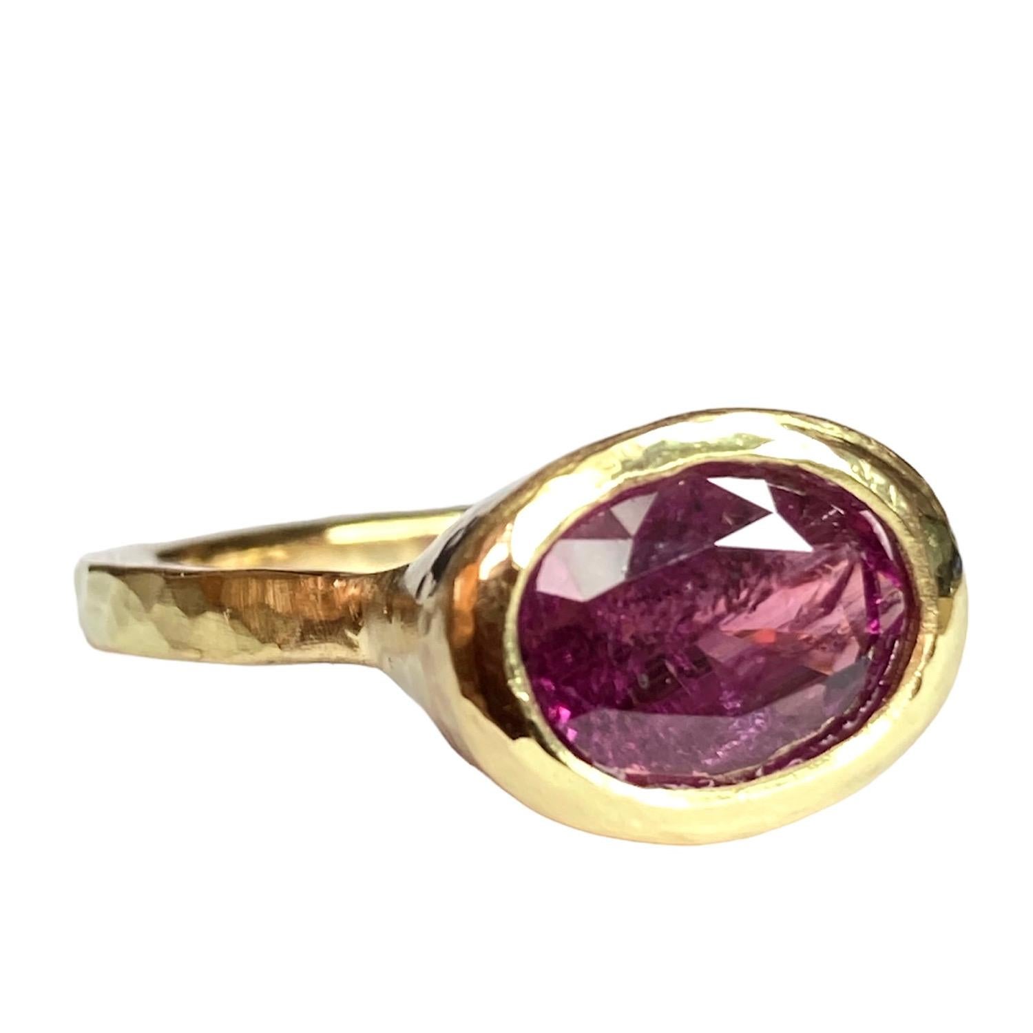 Deborah Murdoch 18 Karat Yellow Gold Oval 2.82 Carat Pink Sapphire Ring In New Condition For Sale In Scotland, GB