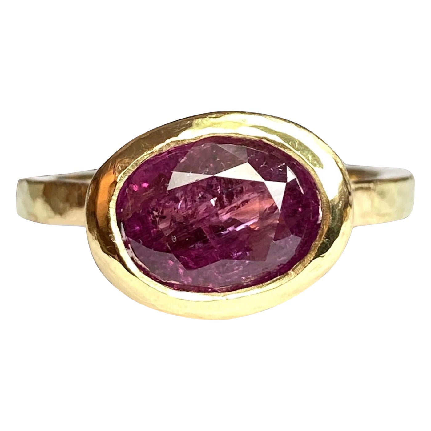 Deborah Murdoch 18 Karat Yellow Gold Oval 2.82 Carat Pink Sapphire Ring For Sale