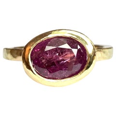 Deborah Murdoch 18 Karat Yellow Gold Oval 2.82 Carat Pink Sapphire Ring Deborah Murdoch 18 Karat Yellow Gold Oval 2.82 Carat Pink Sapphire Ring