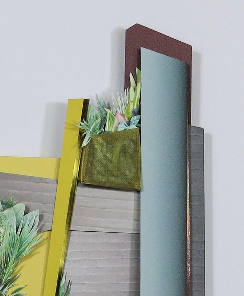 Mixed-Media-Collage von Deborah W. Perlman, hergestellt aus Papier, Drahtgeflecht, Fotografien und flachem Aluminiumdraht.

Beeinflusst durch ihre Ausbildung, schafft Perlman abstrakte Wandskulpturen. Ihre 