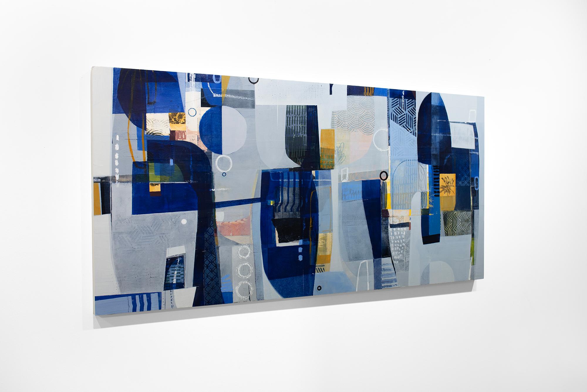 Dieses große abstrakte Collage-Gemälde von Deborah Colter ist mit gemischten Medien auf einer Platte gemalt. Es zeichnet sich durch eine blaue Farbpalette mit warmen gelben Akzenten aus. Collage-Elemente wie Papier werden mit Farbe und sowohl