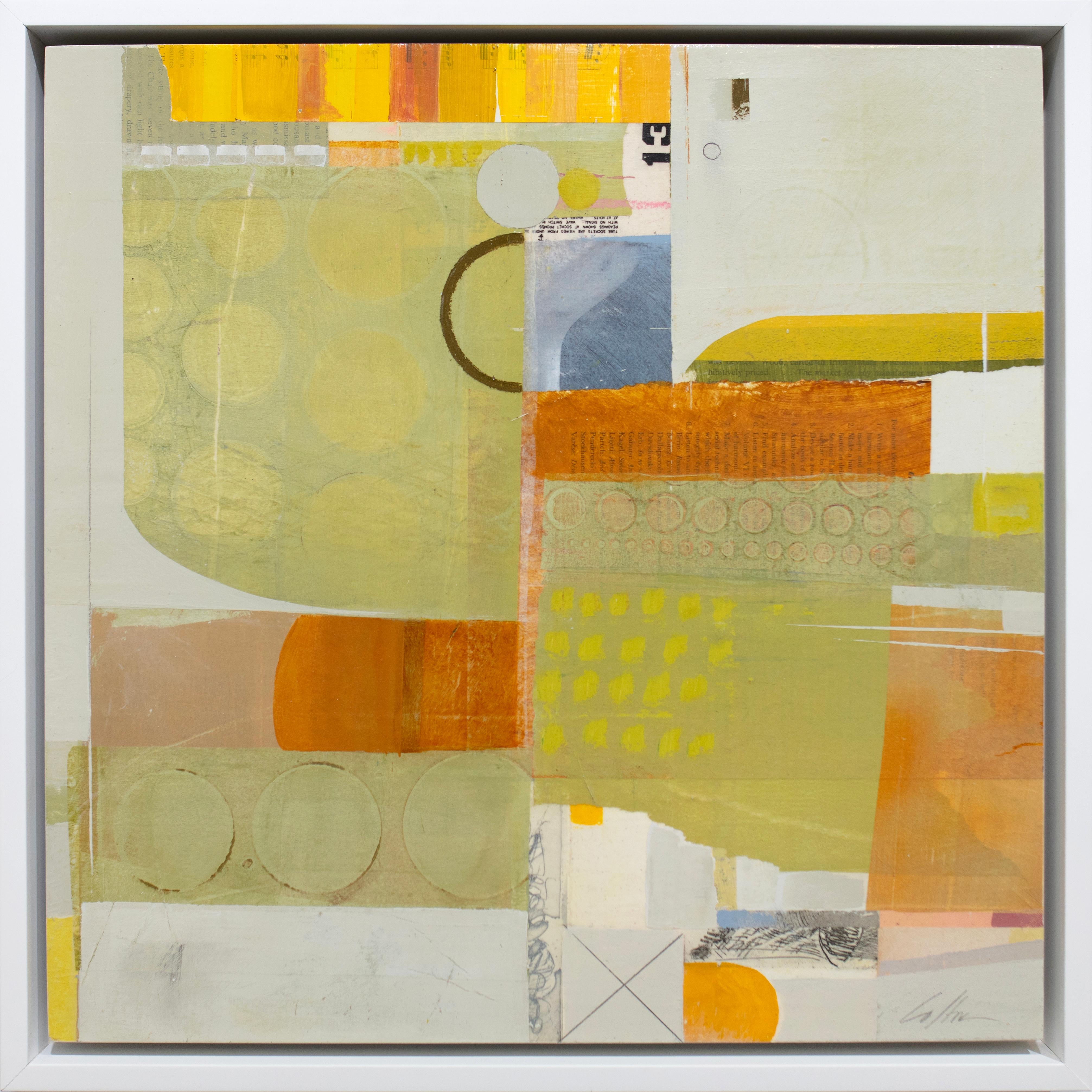 Dieses abstrakte Collage-Gemälde von Deborah T. Colter wurde mit Acrylfarbe und Mixed-Media-Collage-Elementen auf einer Tafel gemalt. Es zeichnet sich durch eine warme orange-grüne Farbpalette aus, die durch Weiß- und Grautöne ergänzt wird. Die