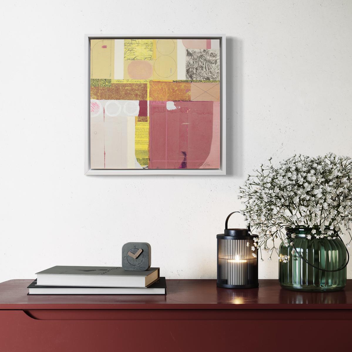 Dieses abstrakte Collage-Gemälde von Deborah T. Colter wurde mit Acrylfarbe und Mixed-Media-Collage-Elementen auf einer Tafel gemalt. Sie ist in warmen Gelb-, Orange- und Rosatönen gehalten. Die Komposition ist geometrisch und abstrakt, mit subtilen
