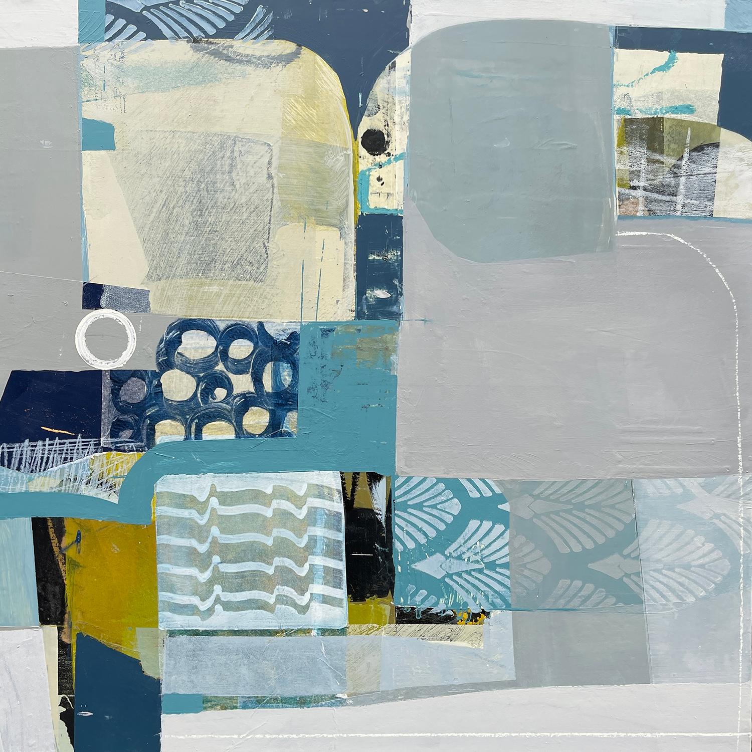 Deborah T. Colter Abstract Painting – To and From – abstraktes blau-weiß-beigefarbenes Gemälde und Collage auf Tafel