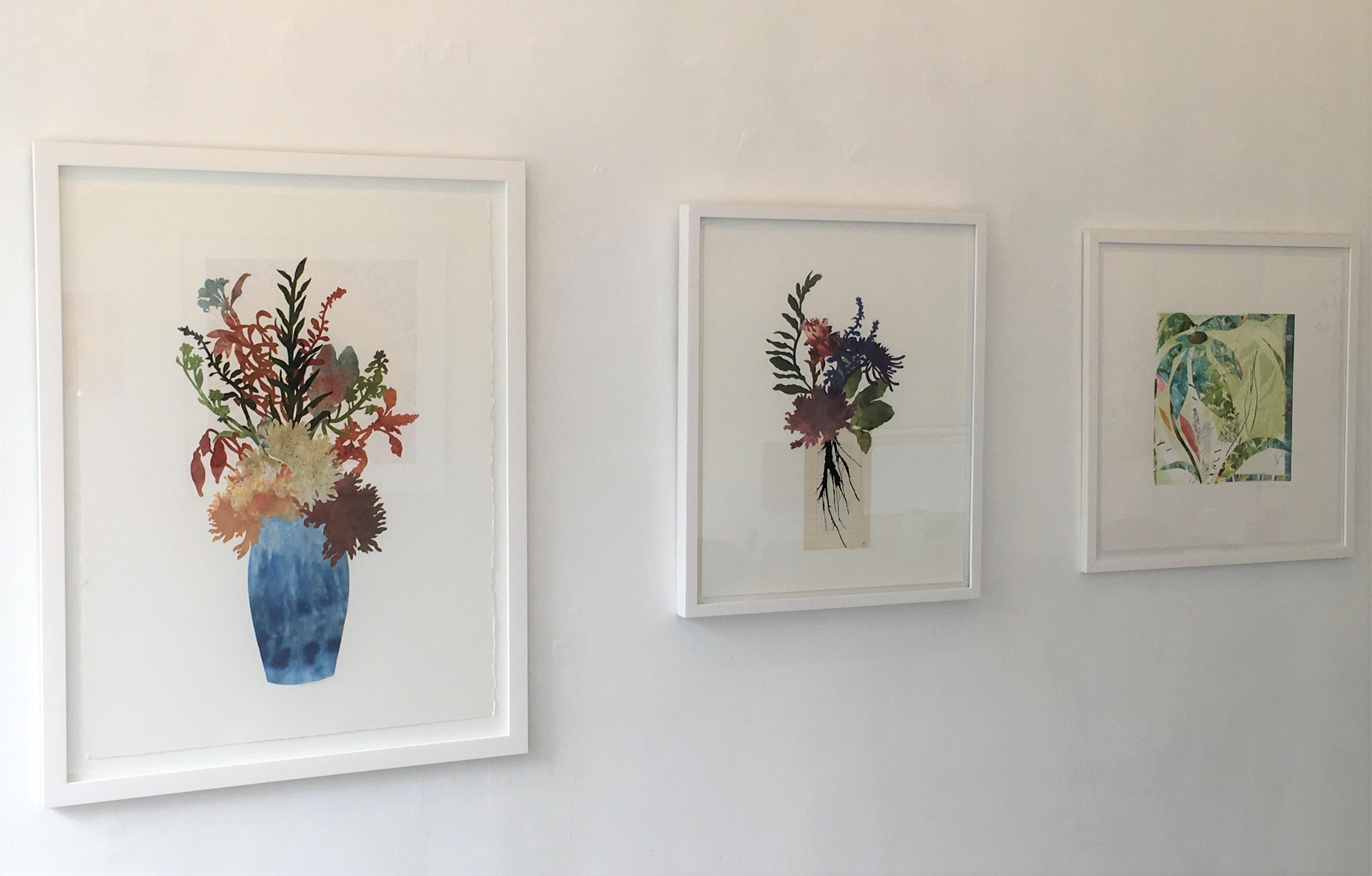 Grandes fleurs n° 7, œuvre d'art botanique, bleue, collage, œuvre sur papier, florale, encadrée - Contemporain Painting par Deborah Weiss