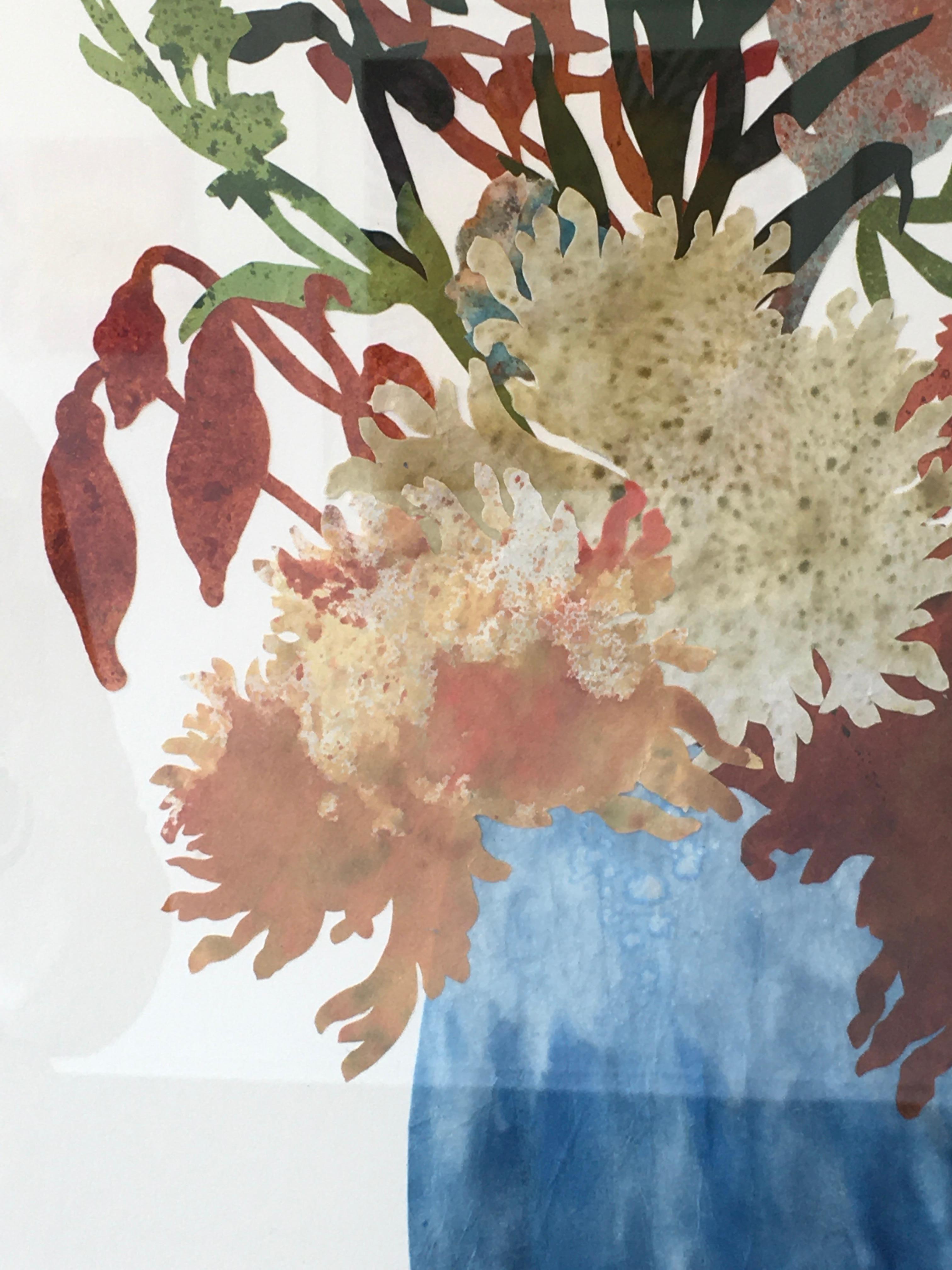 Grandes fleurs n° 7, œuvre d'art botanique, bleue, collage, œuvre sur papier, florale, encadrée - Beige Still-Life Painting par Deborah Weiss