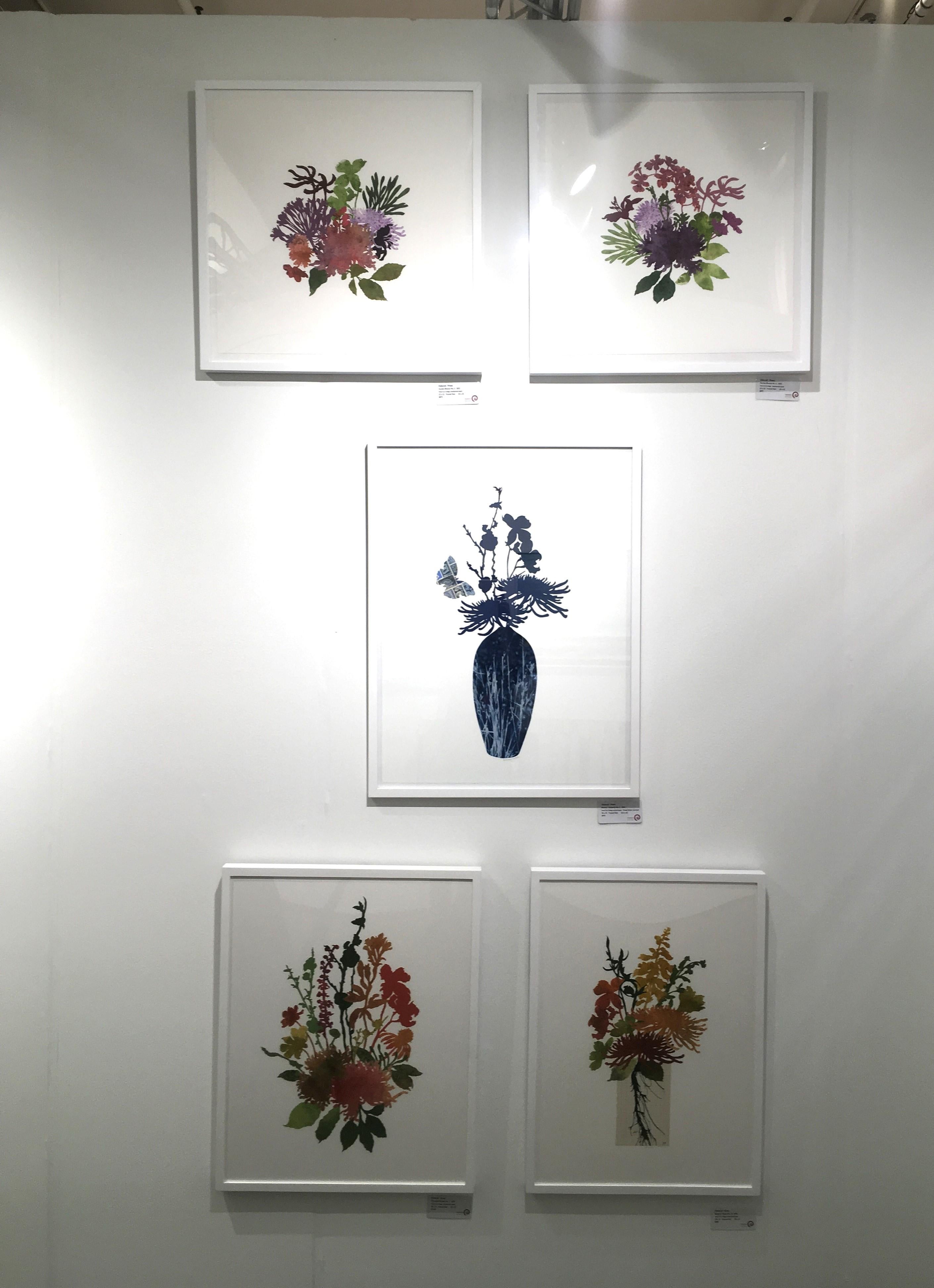 Blooms + Butterfly No. 7 est un collage botanique créé par Deborah Weiss à partir de papier teinté découpé à la main, de timbres vintage et de cyanotype.  L'œuvre d'art a une taille de 30x22.  L'œuvre n'est pas encadrée.  Il s'agit d'une œuvre d'art