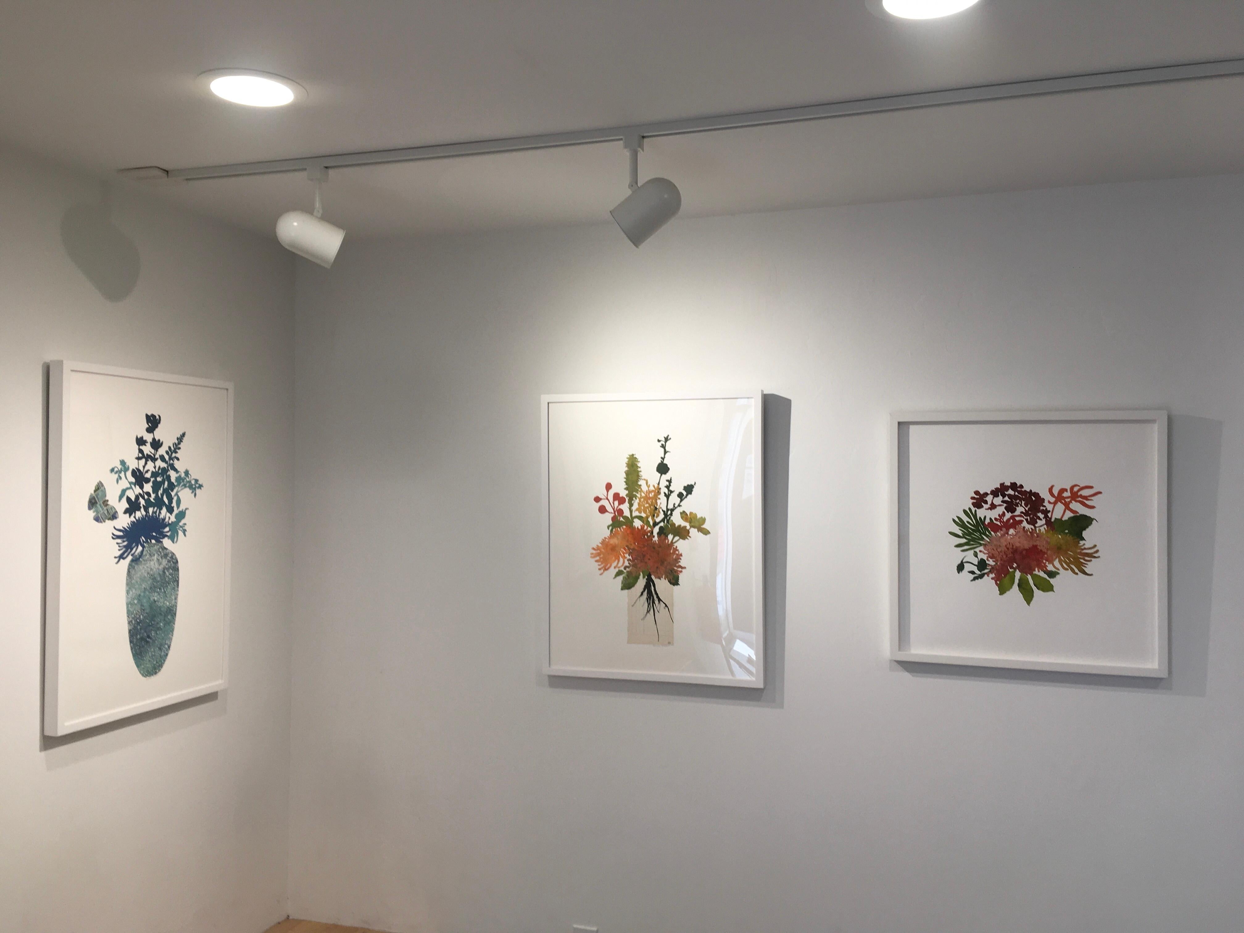 Blooms + Stems nº LC2023 es una obra de arte de collage botánico creada con papel teñido y pintado cortado a mano por Deborah Weiss.  La obra mide 30x22.  No tiene marco.     Es una obra de arte floral única en su género.  Flores eternas.  Papel de