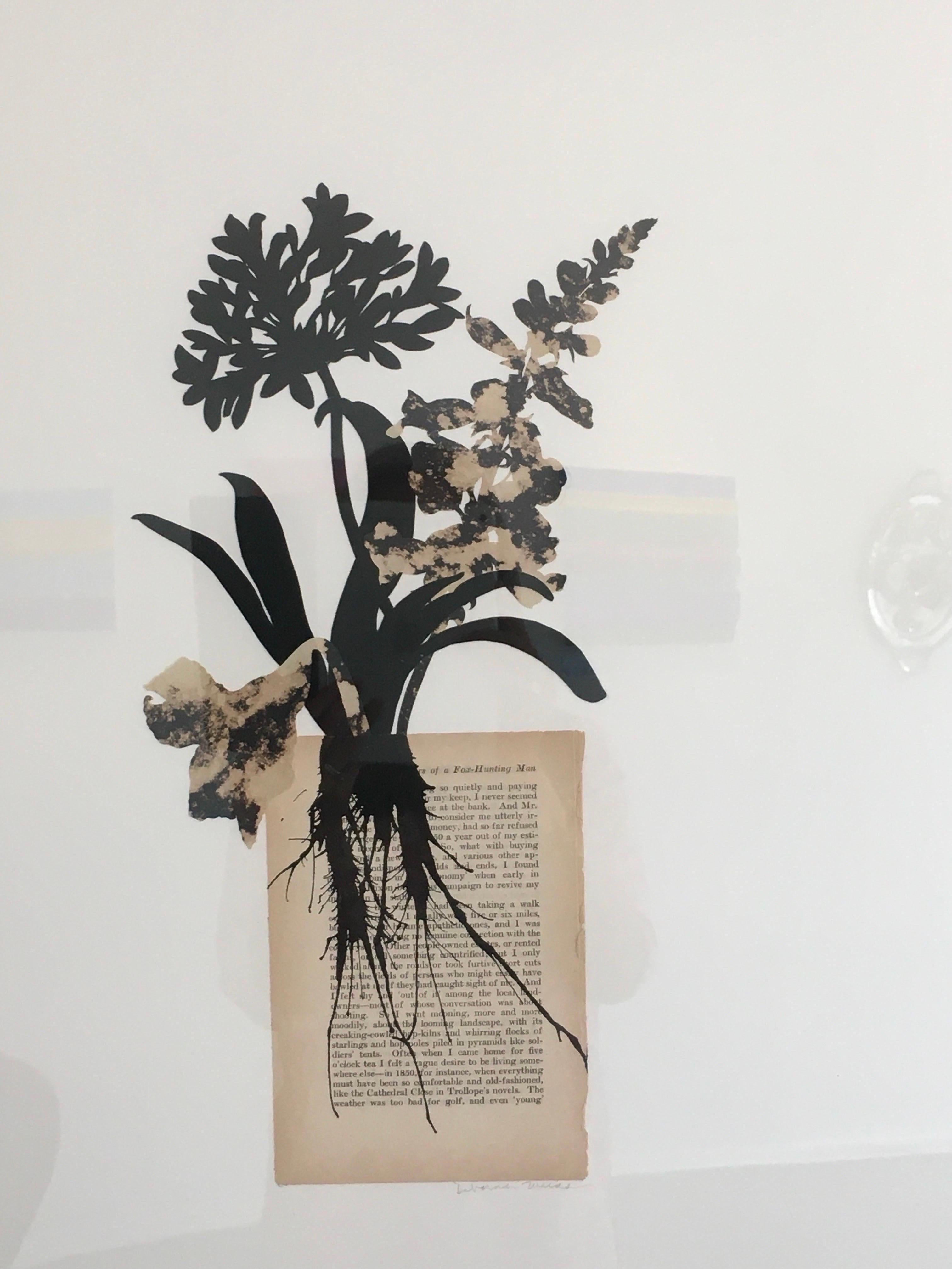 Midnight Blooms No. 6, Handgeschnittene botanische Collage mit Vintage-Papier (Zeitgenössisch), Mixed Media Art, von Deborah Weiss