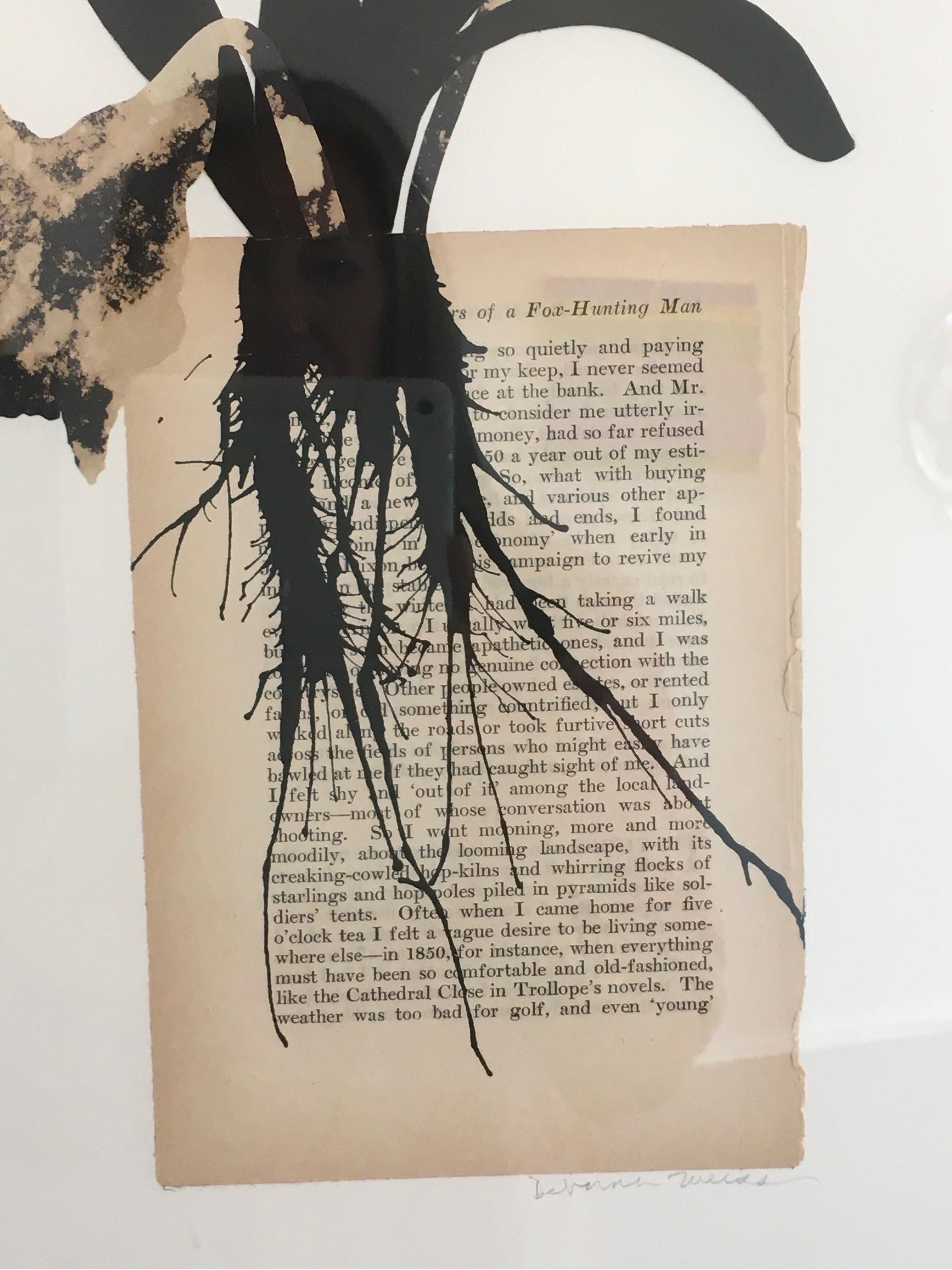 Midnight Blooms No. 6 ist eine botanische Collage, die mit handgeschnittenem, gefärbtem und bemaltem Papier und einer Seite aus einem Vintage-Buch von Deborah Weiss erstellt wurde.  Das Kunstwerk ist 28x22.  Es ist auf 30x24 gerahmt.     Es ist ein