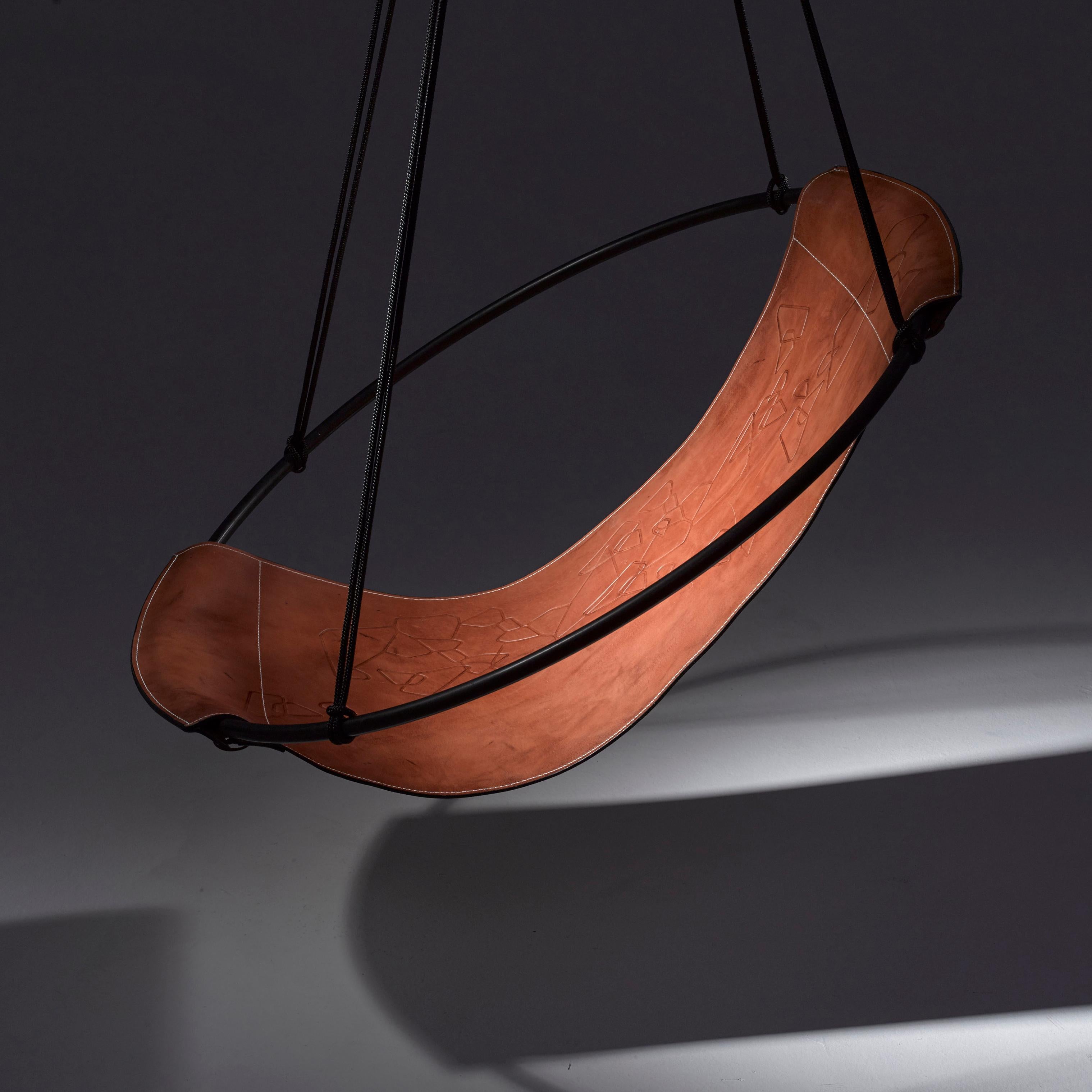 Moderne Chaise suspendue géométrique en cuir véritable avec bride embossée 21ème siècle moderne en vente