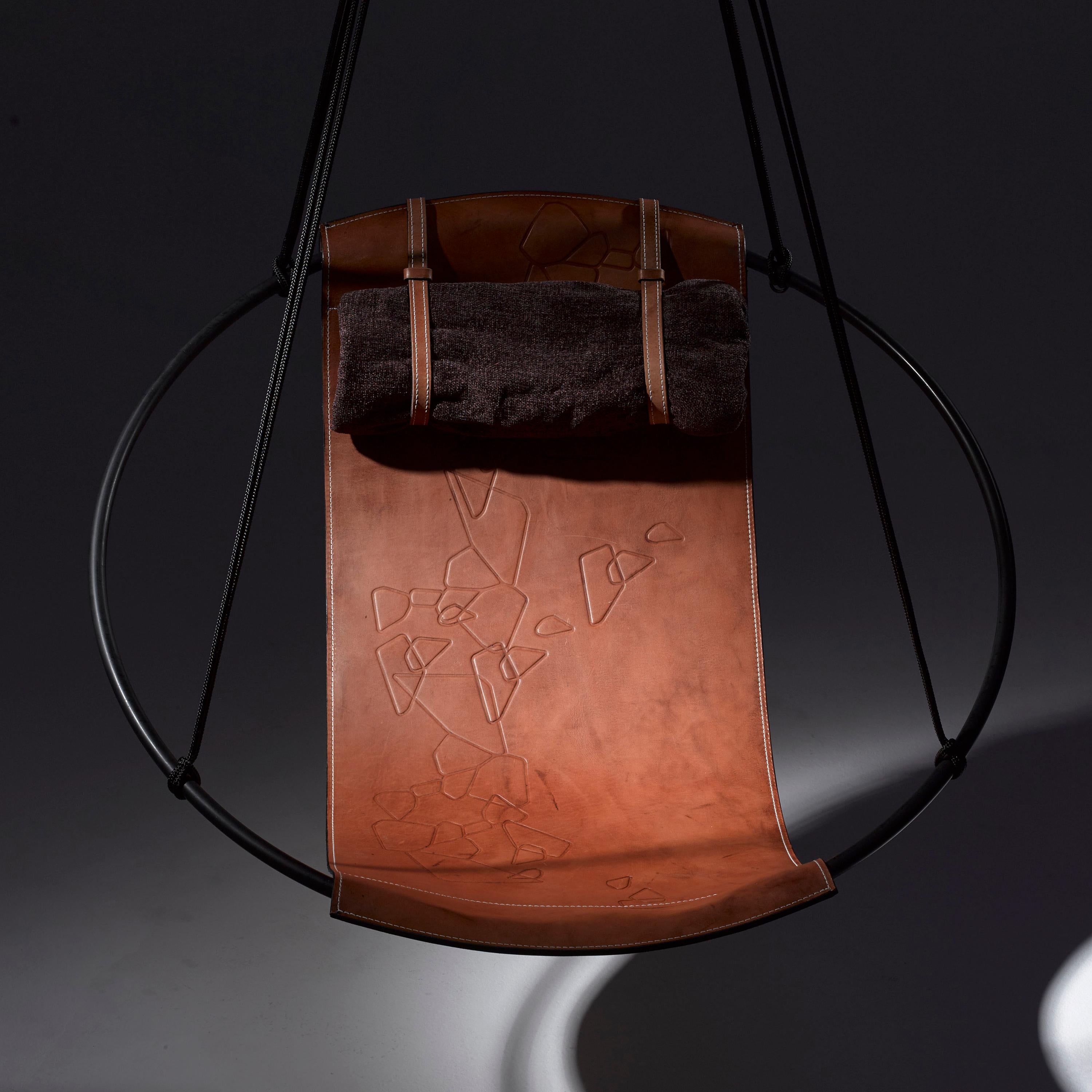Sud-africain Chaise suspendue géométrique en cuir véritable avec bride embossée 21ème siècle moderne en vente