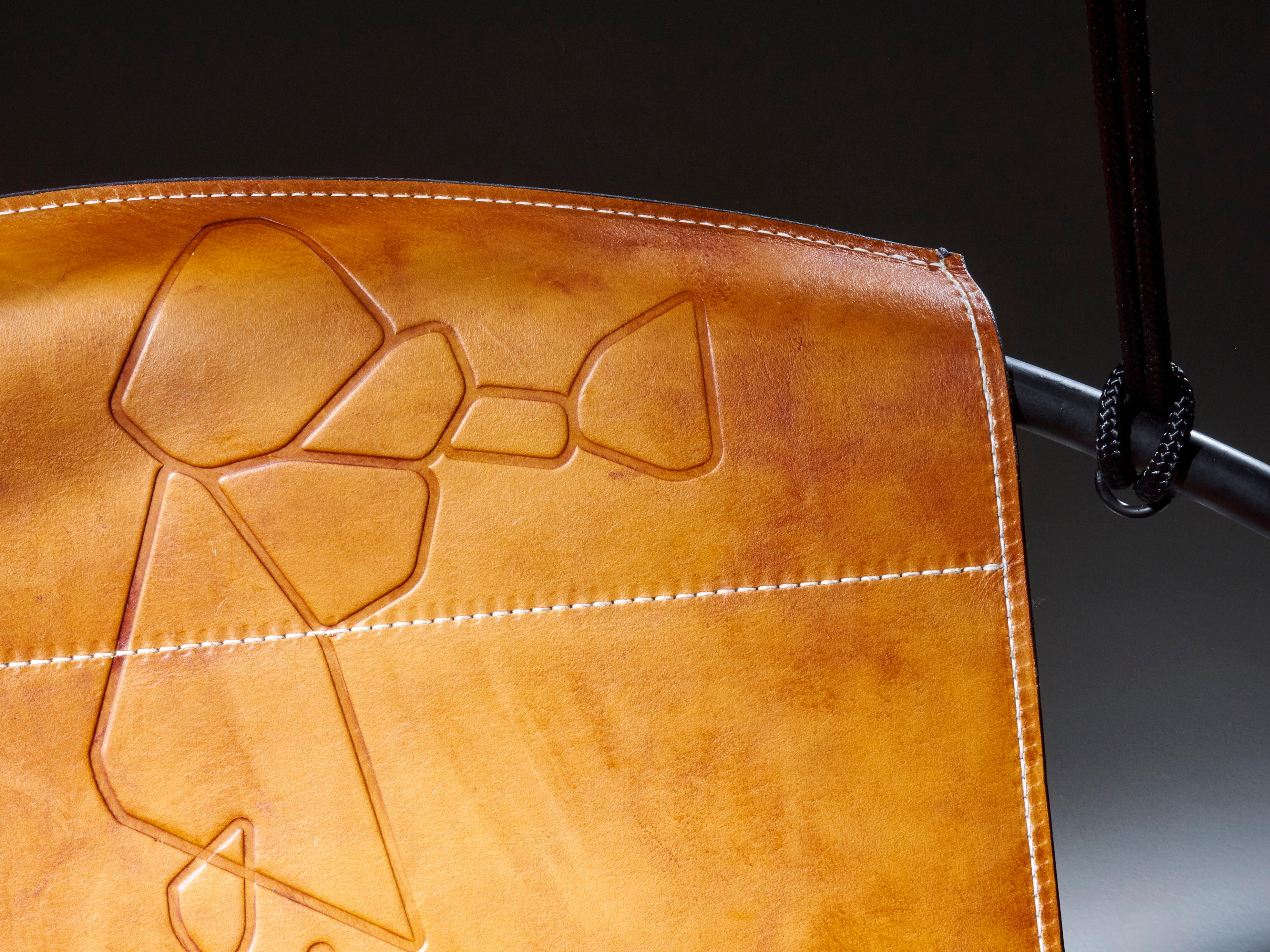 XXIe siècle et contemporain Chaise suspendue géométrique en cuir véritable avec bride embossée 21ème siècle moderne en vente