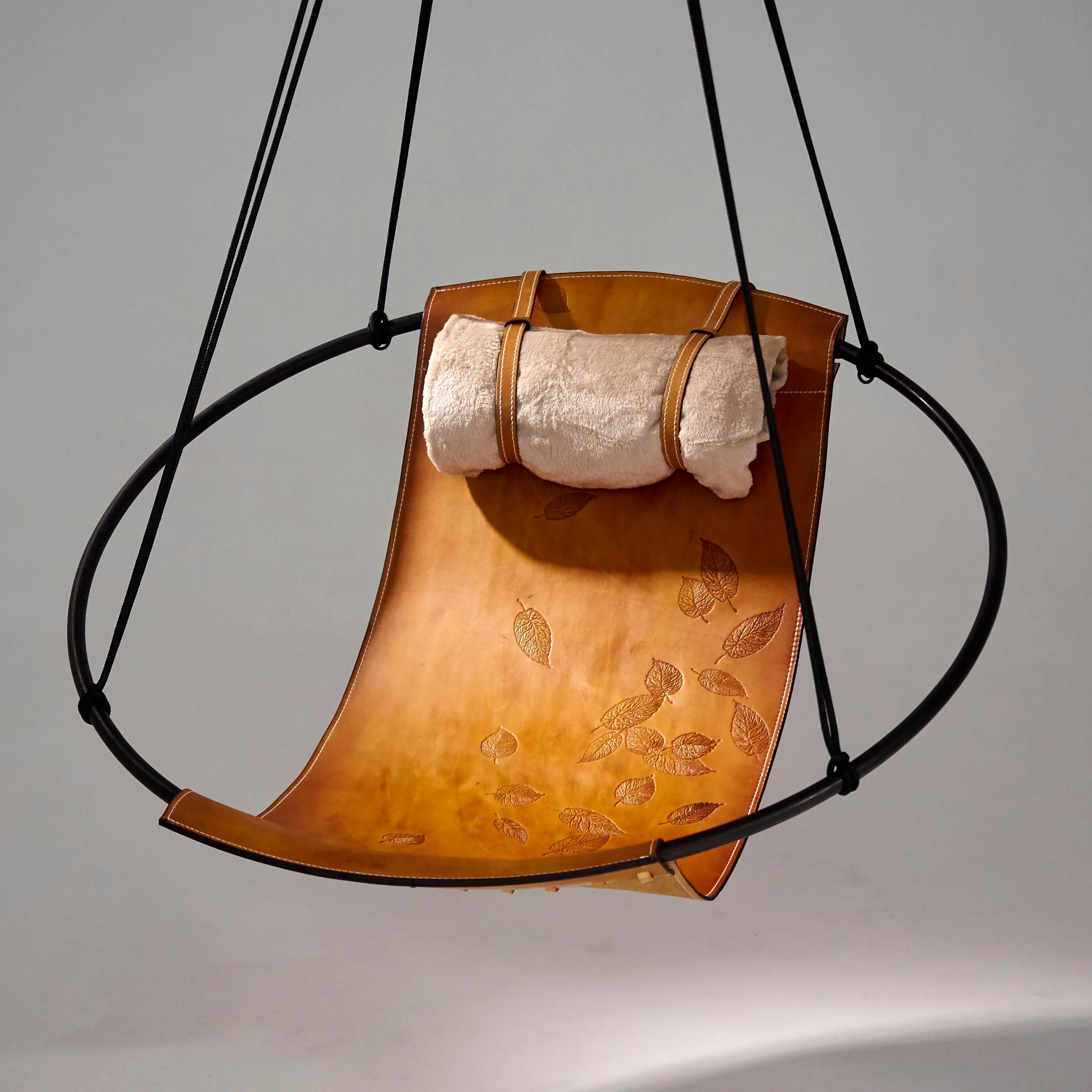 Moderne Chaise suspendue en cuir véritable avec bride en forme de feuille en relief 21e siècle moderne en vente
