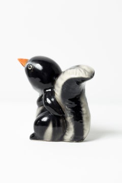 «Penguin Skunk»: una divertida escultura de cerámica de un animal transformada
