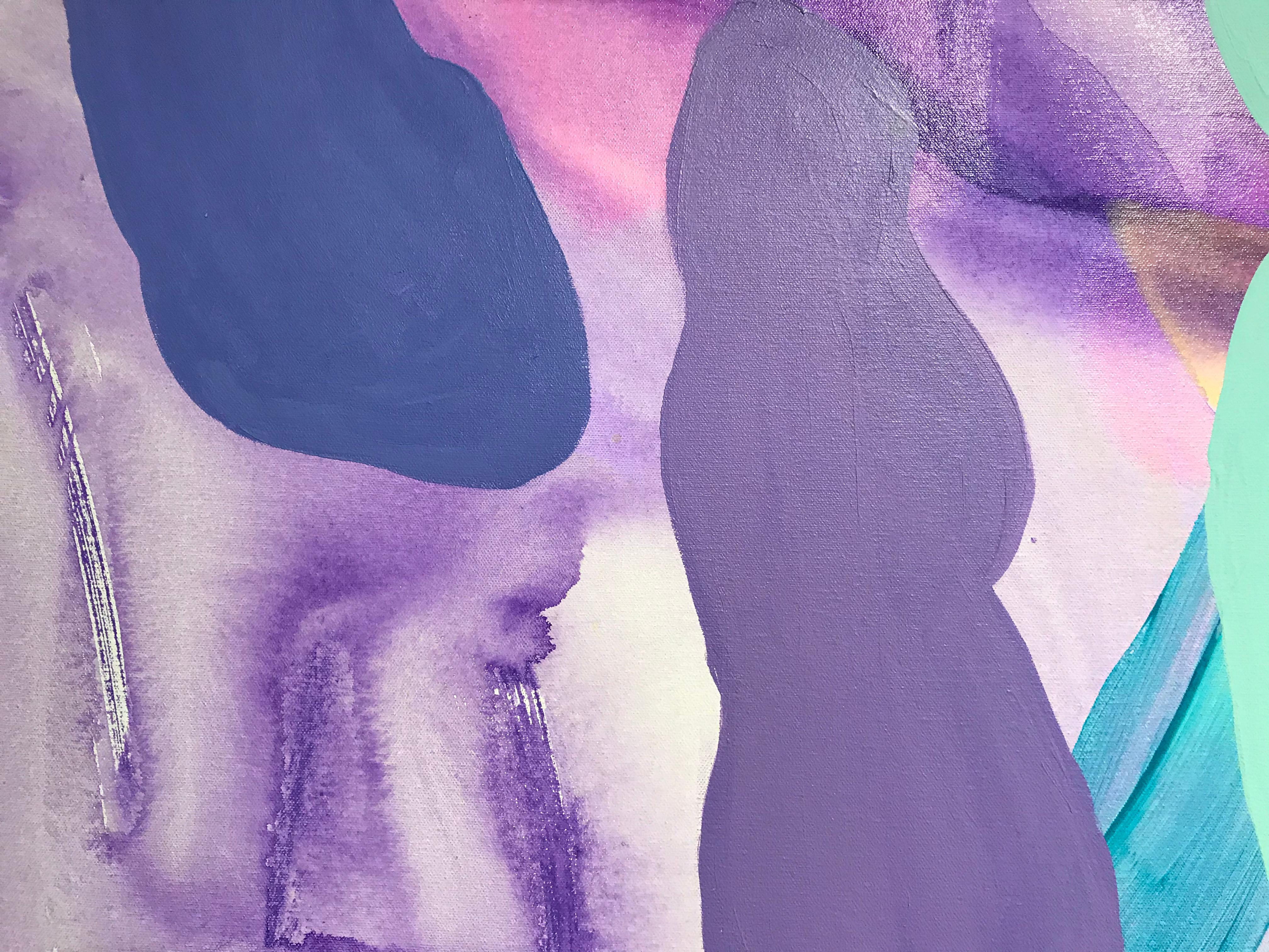 Des formes verticales allongées en rose, mauve, lavande et bleu turquoise s'élèvent sur un champ stratifié de fond blanc crème brossé de violet dans cette peinture abstraite à grande échelle. Des touches de rouge et d'orange se fondent dans un rose