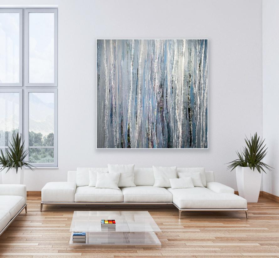 Allure est une peinture sur toile contemporaine à grande échelle avec des couches de gris, de bleus, de blancs, de noirs, de violets doux et de verts profonds subtils, tous superposés pour créer une peinture abstraite inspirée de la nature de 72