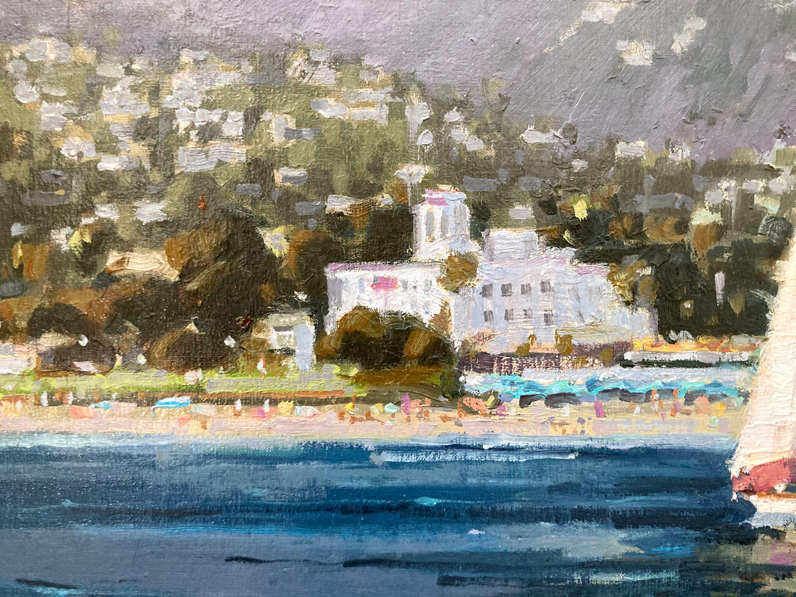 Ein meisterhaftes Ölgemälde, das eine Szene am Strand von New Port mit einem Segelboot zeigt, das durch das schimmernde Wasser fährt. Bei dieser Szene handelt es sich um ein Pleinairbild, da Huse dafür bekannt ist, auf ihrem Boot mit Blick auf das