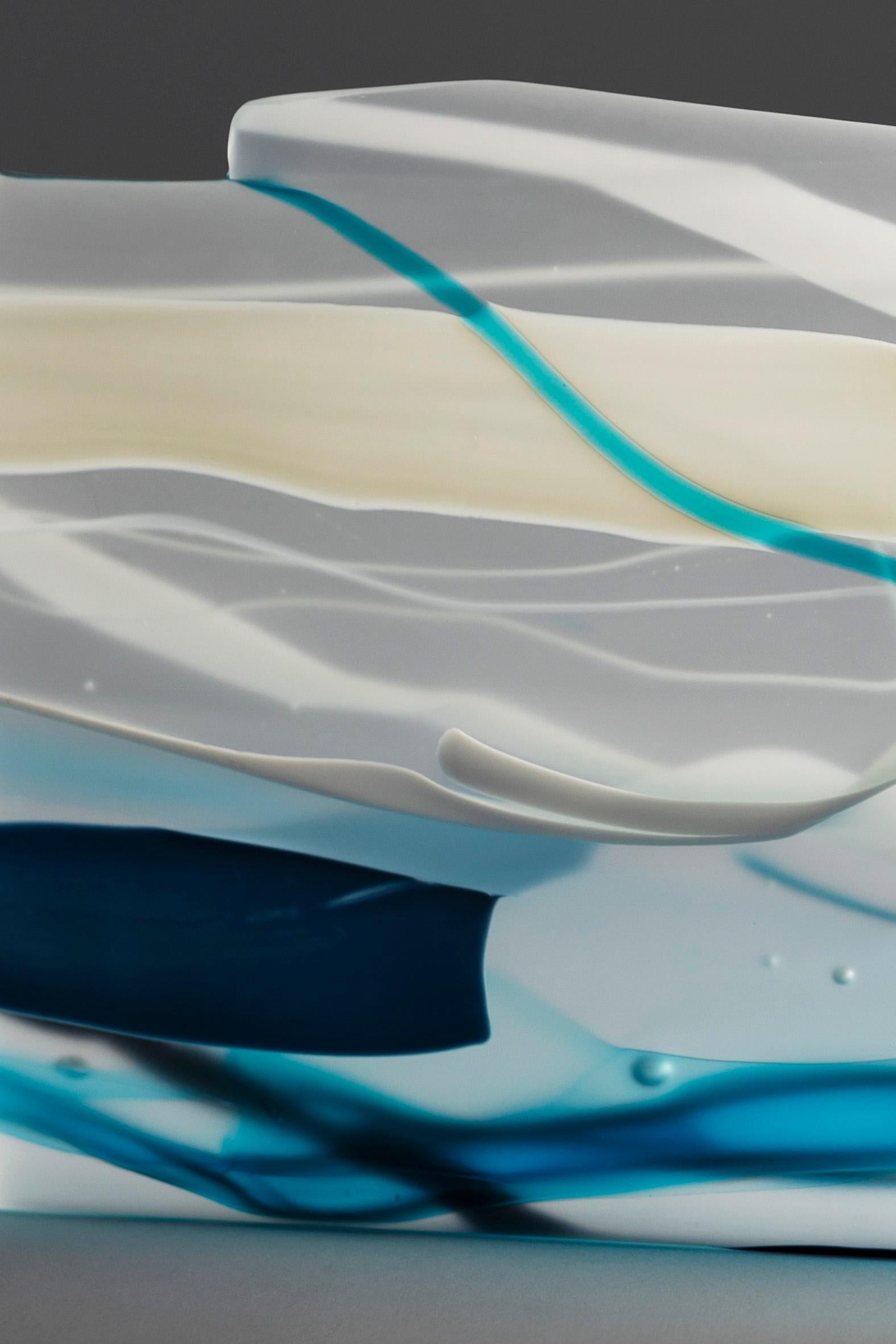 Schwebende, kilnförmige, hand polierte Glasskulptur aus Glas von Debra Jurss im Angebot 1