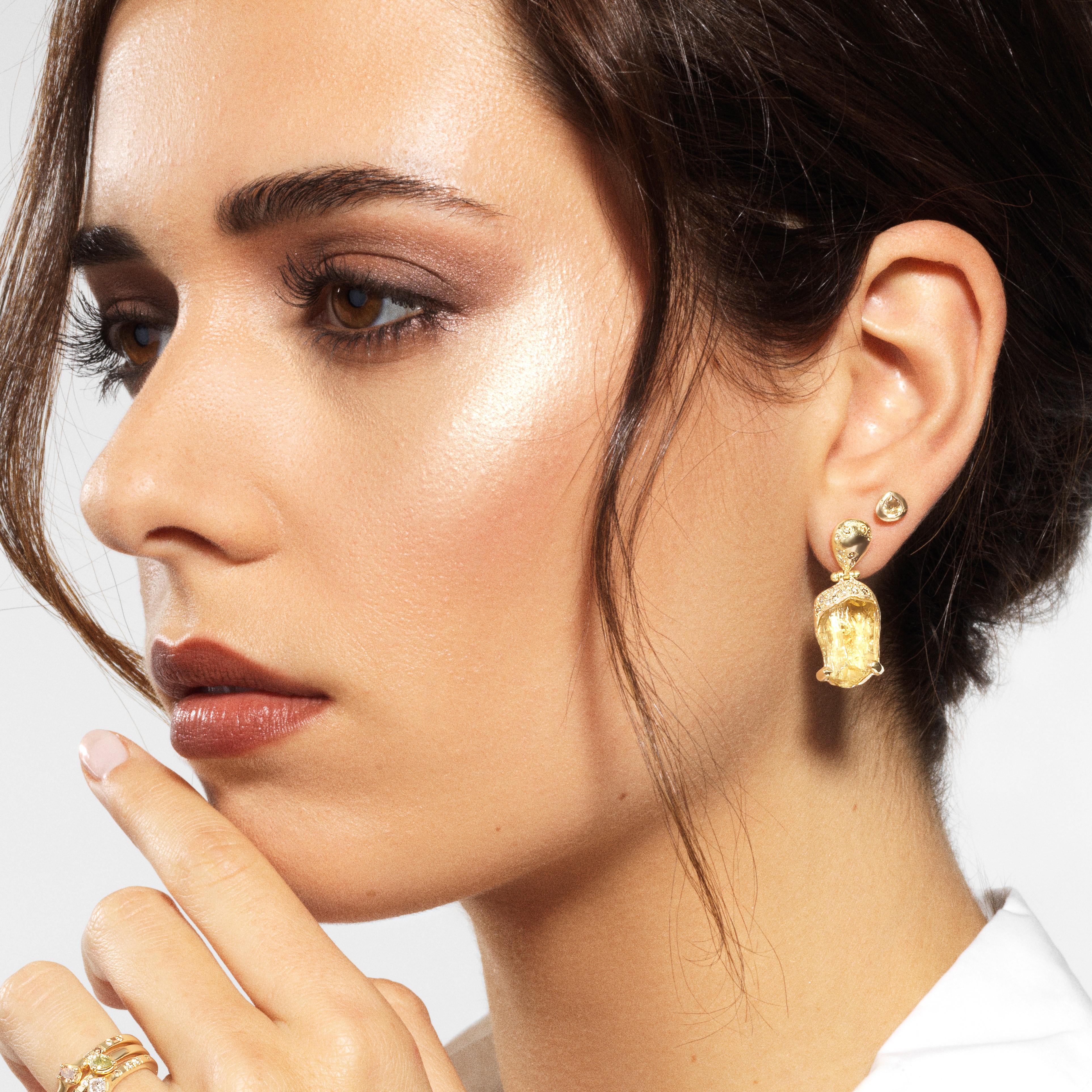 Debra Navarro Yellow Scapolite and Diamond 18 Karat Gold Dangle Drop Earrings  For Sale 1