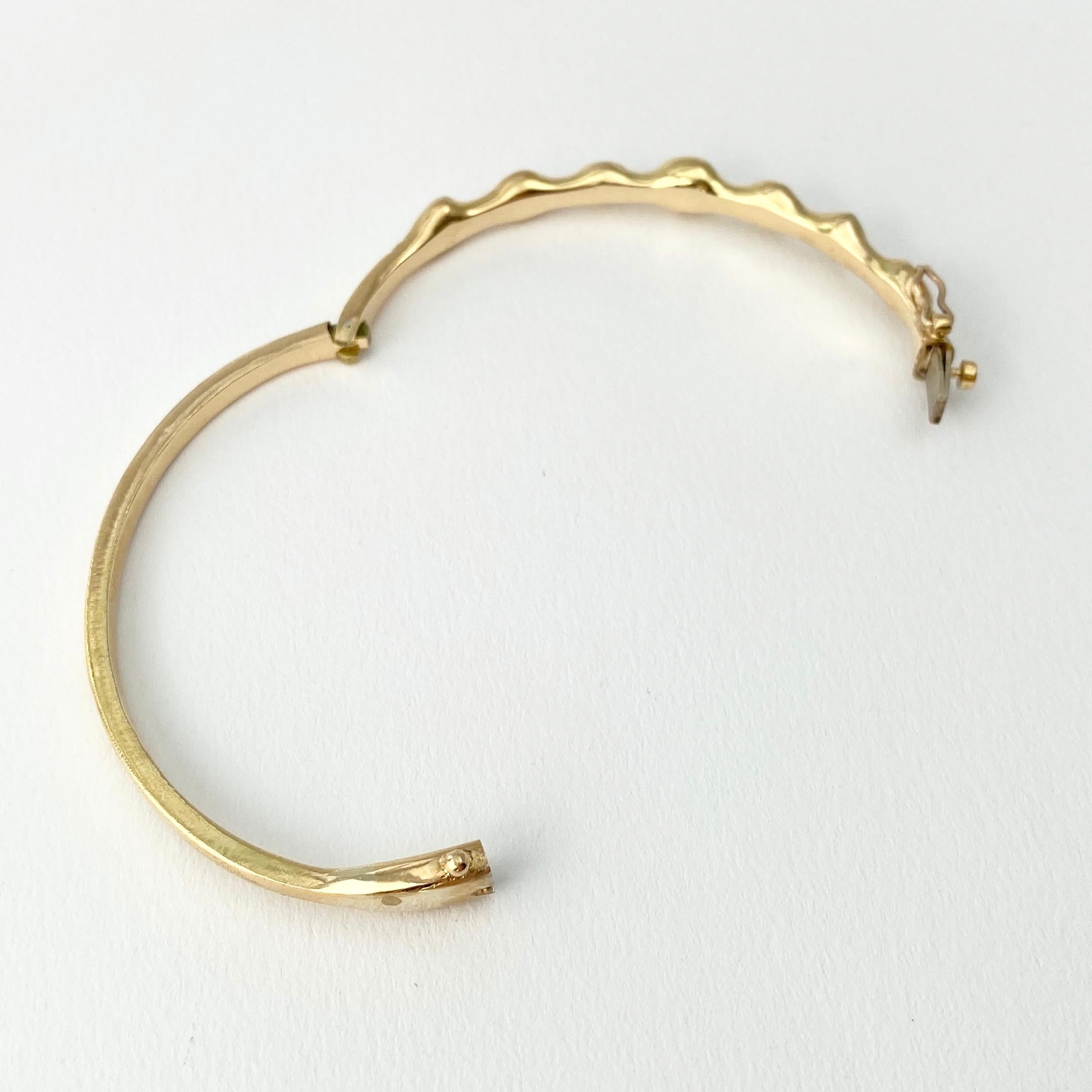 Debra Navarro Diamond and 18 Karat Gold Hinged Bangle Line Bracelet Bezel Set For Sale 1
