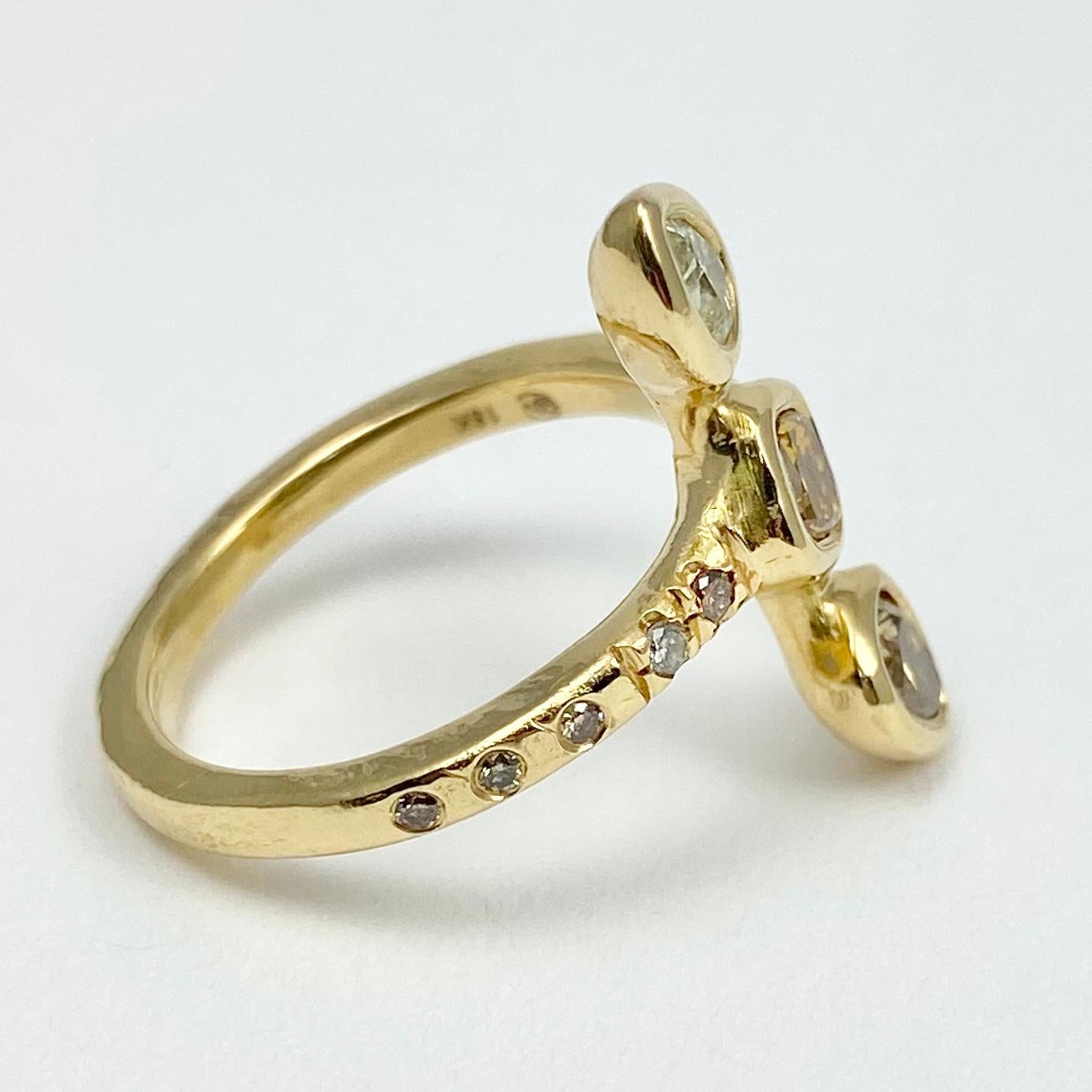Debra Navarro Colored Diamond and 18 Karat Yellow Gold Three-Stone Band Ring In New Condition For Sale In Wichita, KS