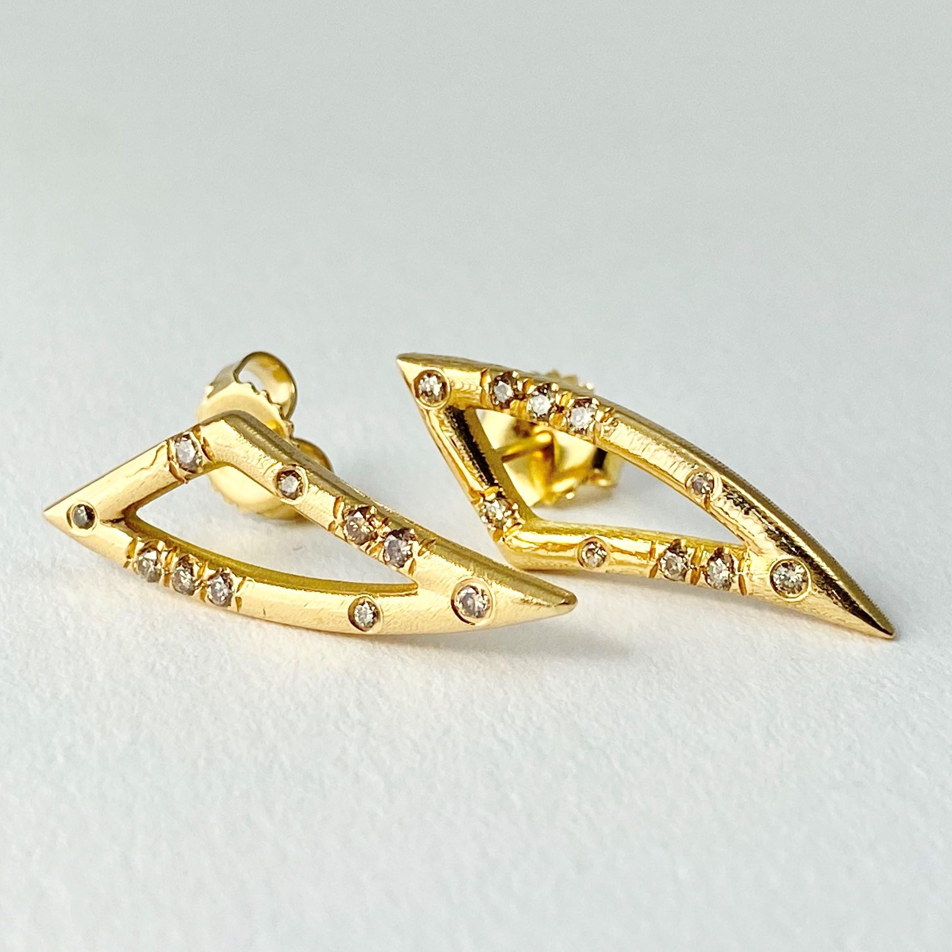 This Pair of Tusk stud earrings, from our Barefoot Collection, is hand-crafted with 18-karat recycled yellow gold, and feature 20 round brilliant, champagne accent diamonds. Finished with stud posts, and supplied with extra-large backs. Made in