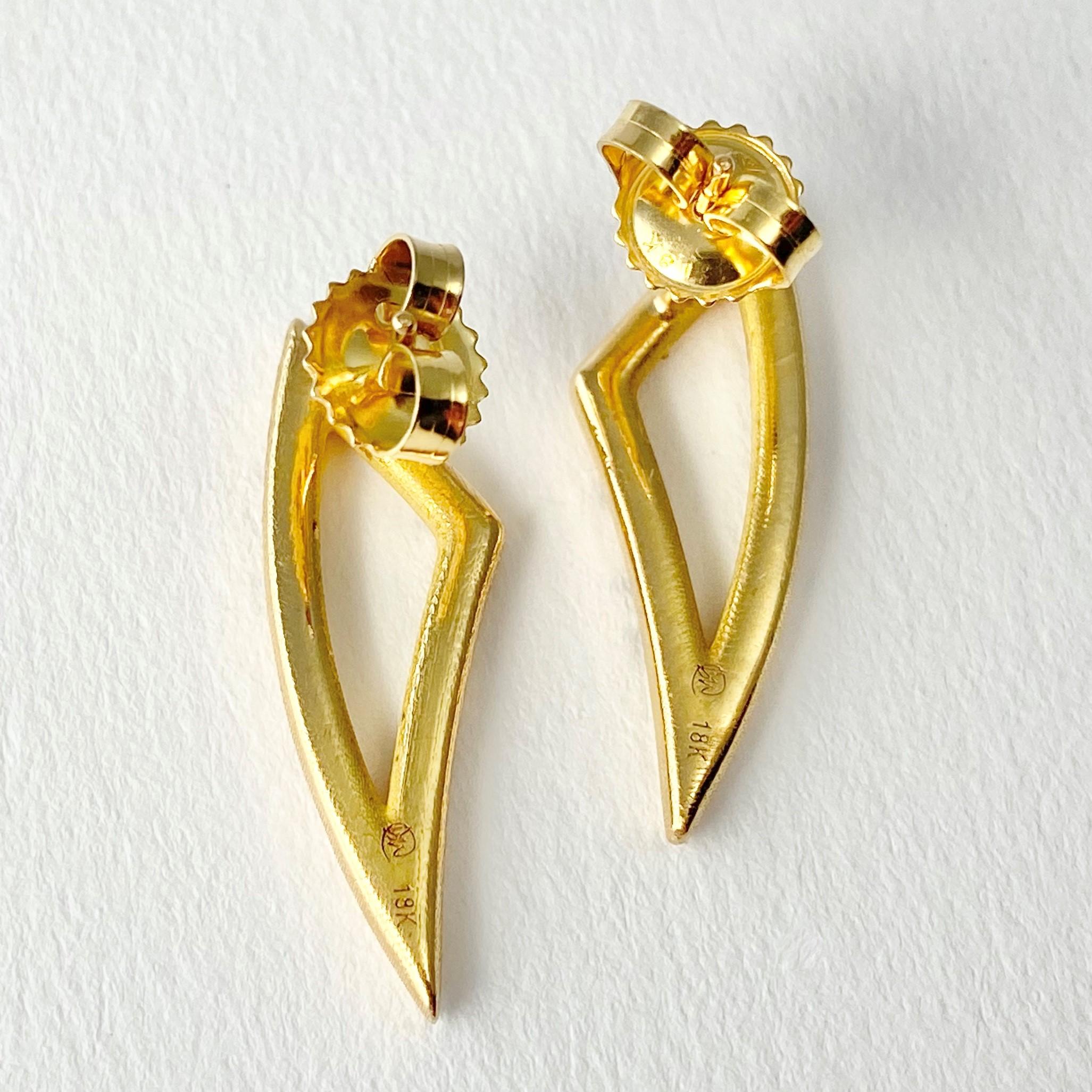 Debra Navarro Diamond and 18 Karat Yellow Gold Tusk Triangle Stud Earrings In New Condition For Sale In Wichita, KS