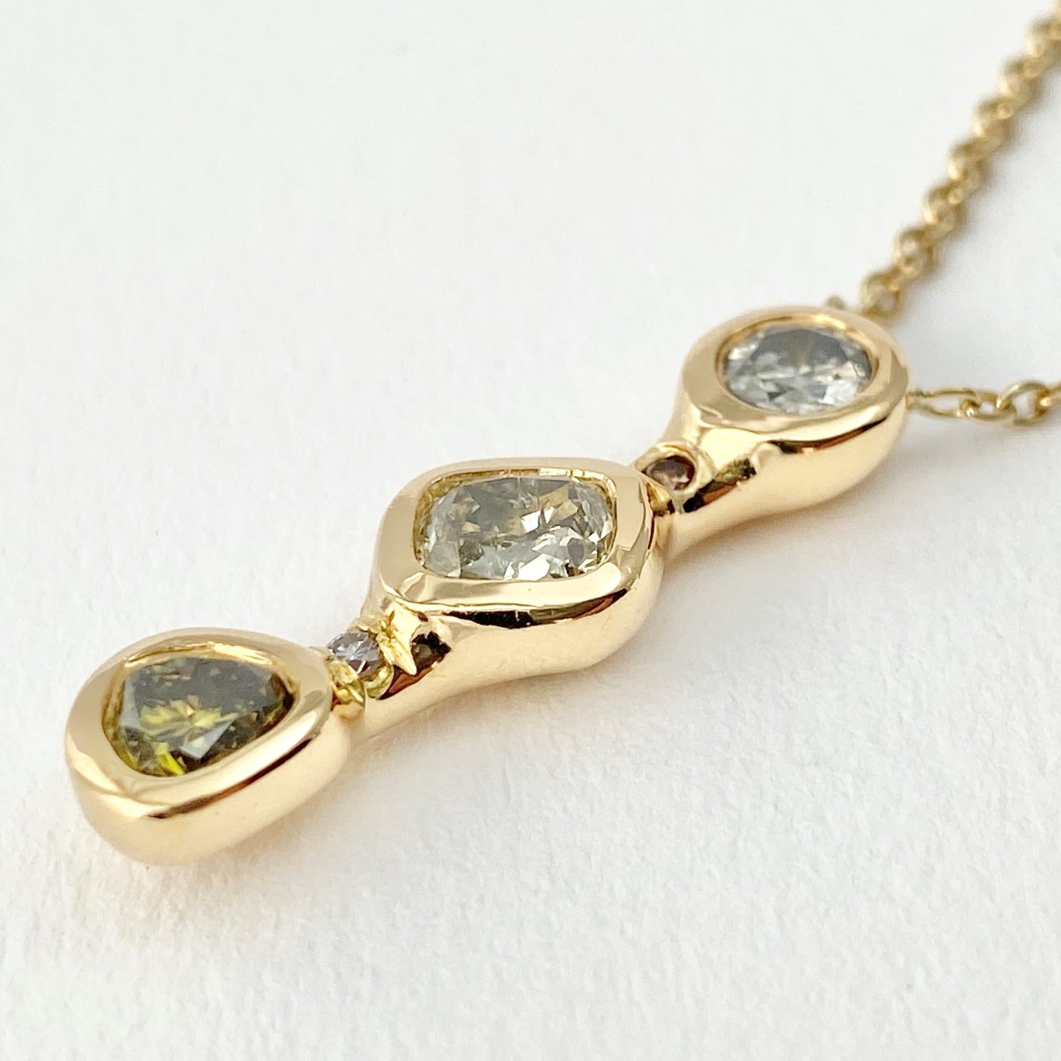 Debra Navarro Diamond and 18K Gold Three-Stone Pendant Chain Necklace 1.08 Carat In New Condition In Wichita, KS