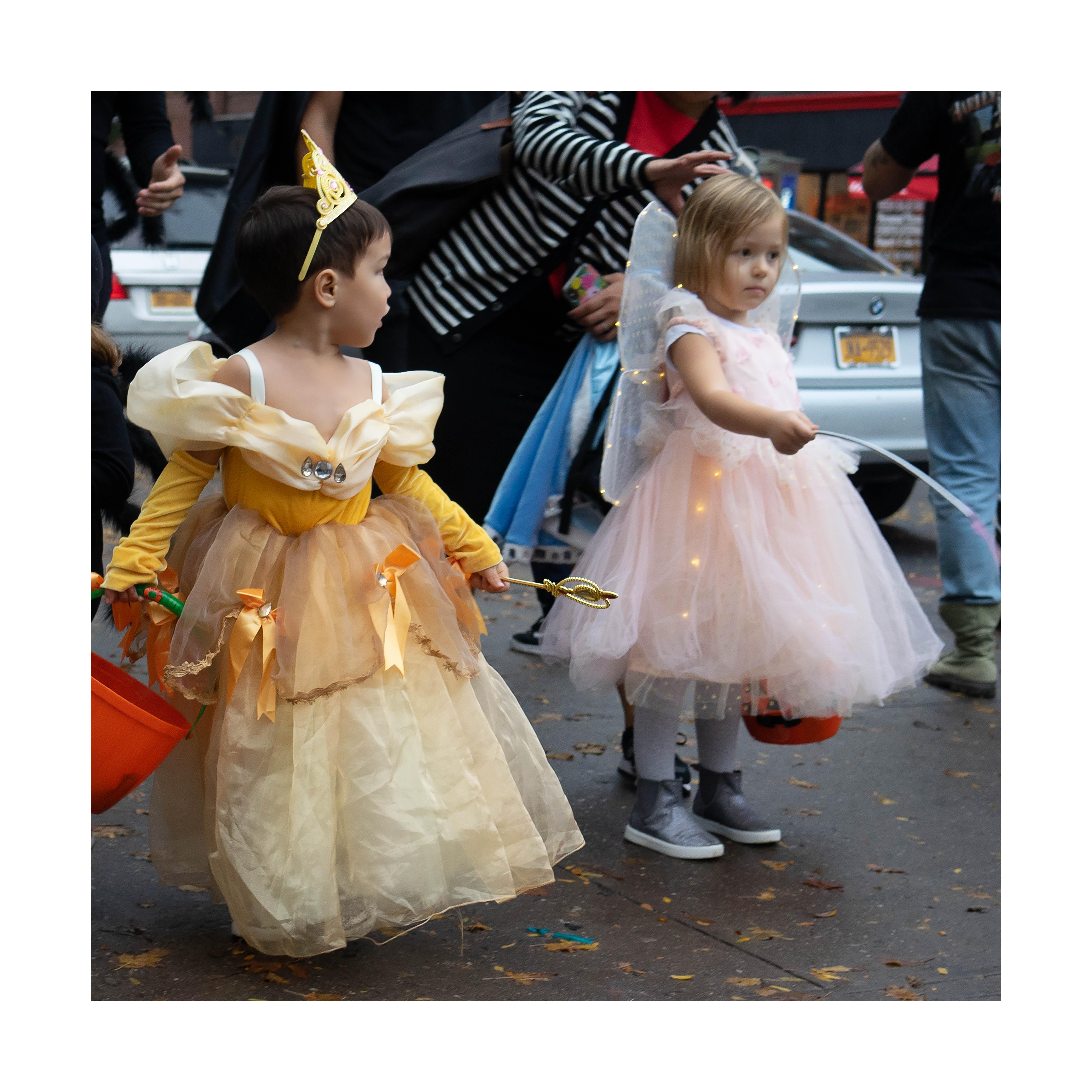 Debra Pearlman, Gelbes Kleid, Archivalischer Pigmentdruck, 3er-Set, Fotografie im Angebot 1