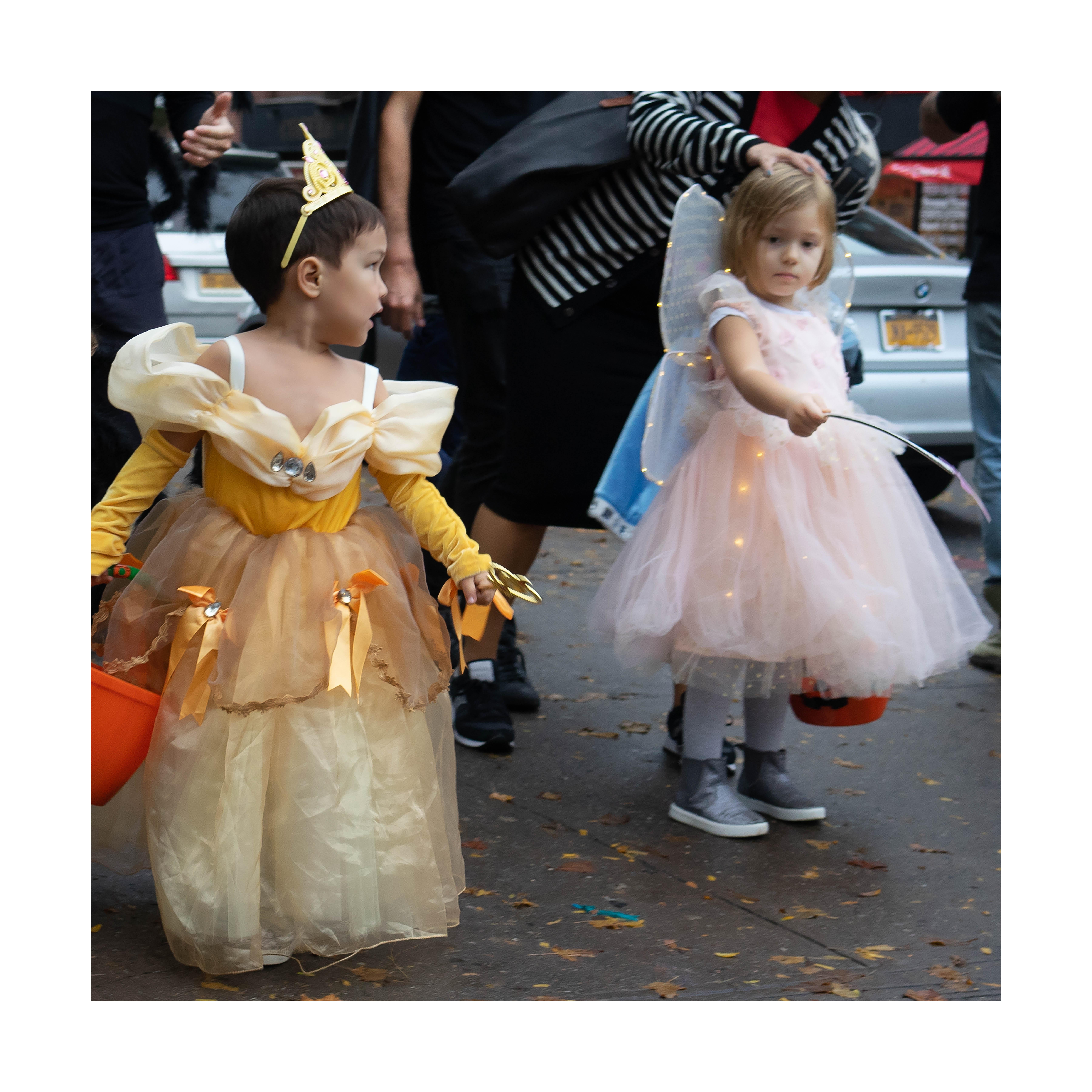 Debra Pearlman, Gelbes Kleid, Archivalischer Pigmentdruck, 3er-Set, Fotografie im Angebot 3