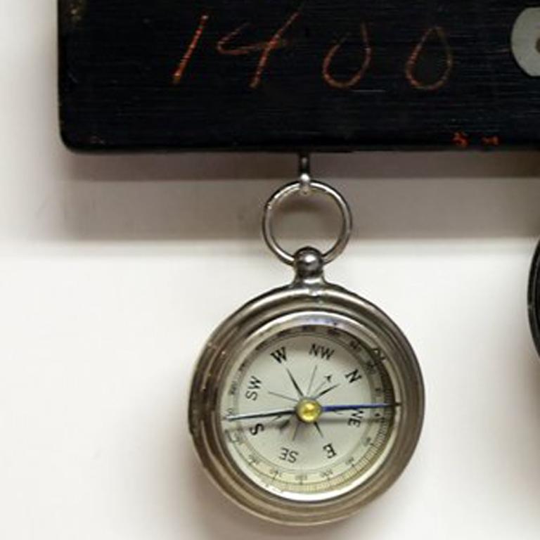 Assemblage unique de bois peint et de métal avec montre de poche, manomètre et boussole attachés.