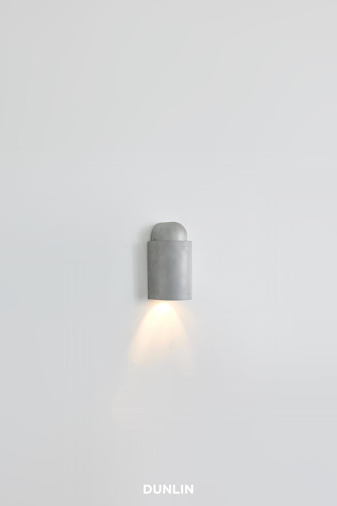 
Wir stellen die Decade Mini Stufenleuchte vor: Die in Sydney, Australien, von Dunlin entworfene Decade Mini Wall Light ist der Inbegriff von Raffinesse und eine hervorragende Option für die Beleuchtung von Treppen. Ihre robuste Bauweise garantiert