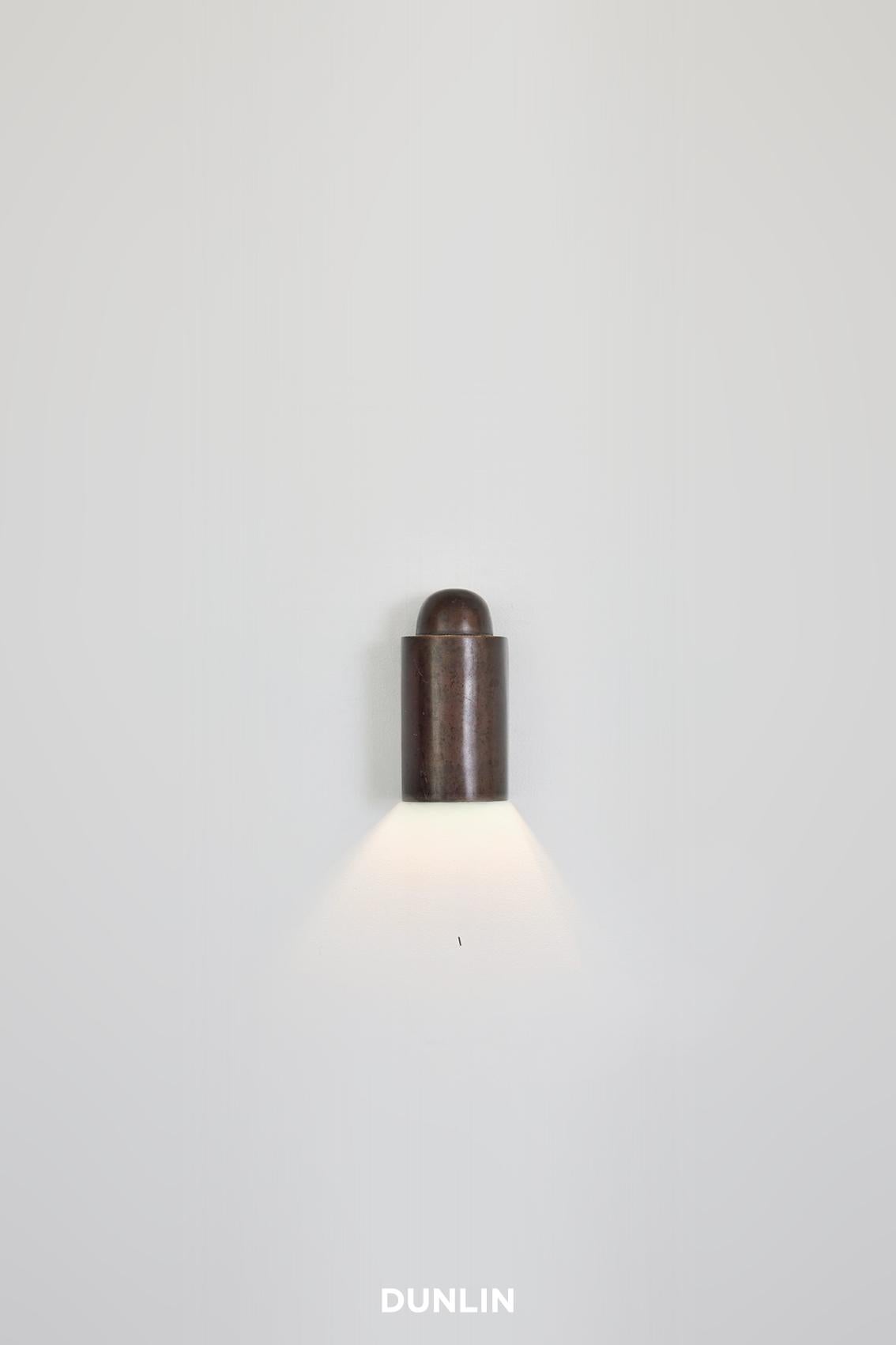 Mini-Stehlampe aus verwittertem Messing von Dunlin aus dem Jahrzehnt im Angebot 3