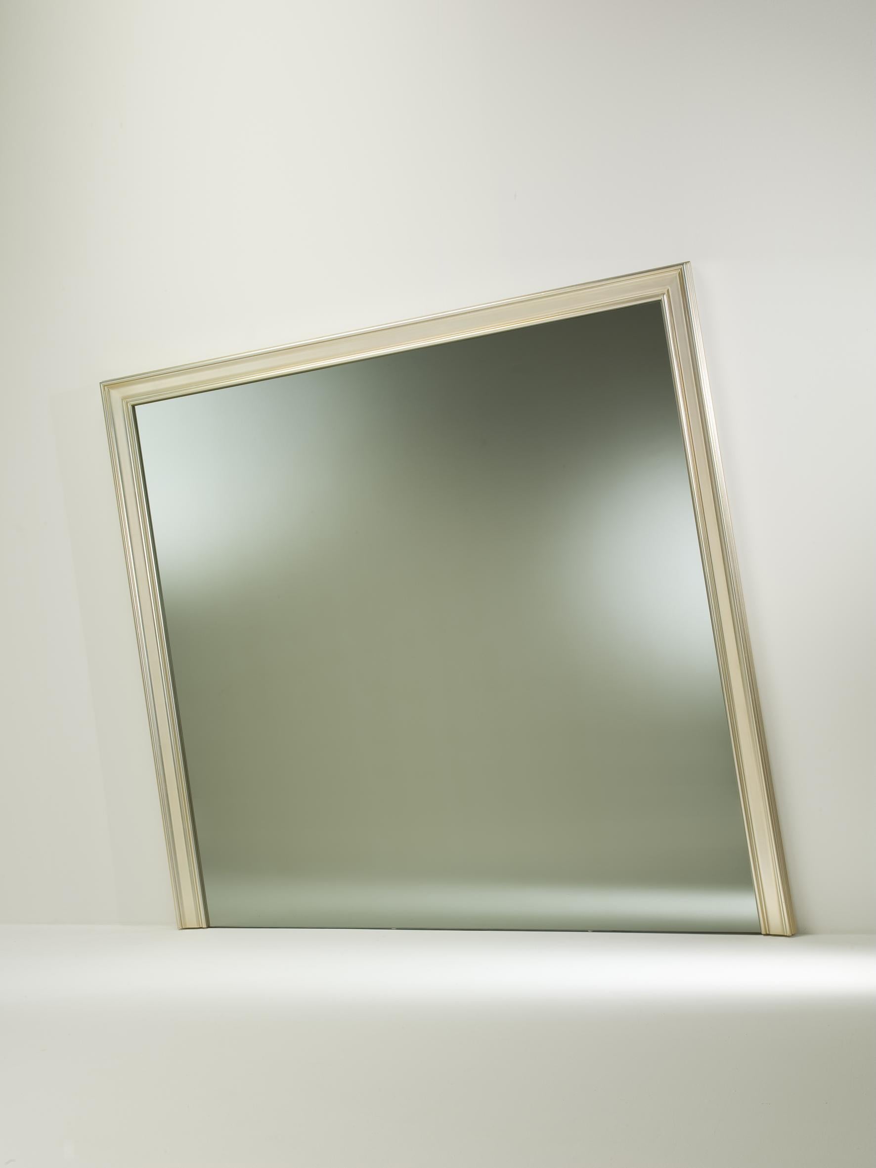 Betreten Sie das Reich der Illusion mit dem Decadence Mirror von Studio R2d - ein fesselndes Designspiel, das mit seinen verführerischen schrägen Linien der Schwerkraft trotzt. Dieser Spiegel ist mehr als nur ein Spiegelbild, er ist ein