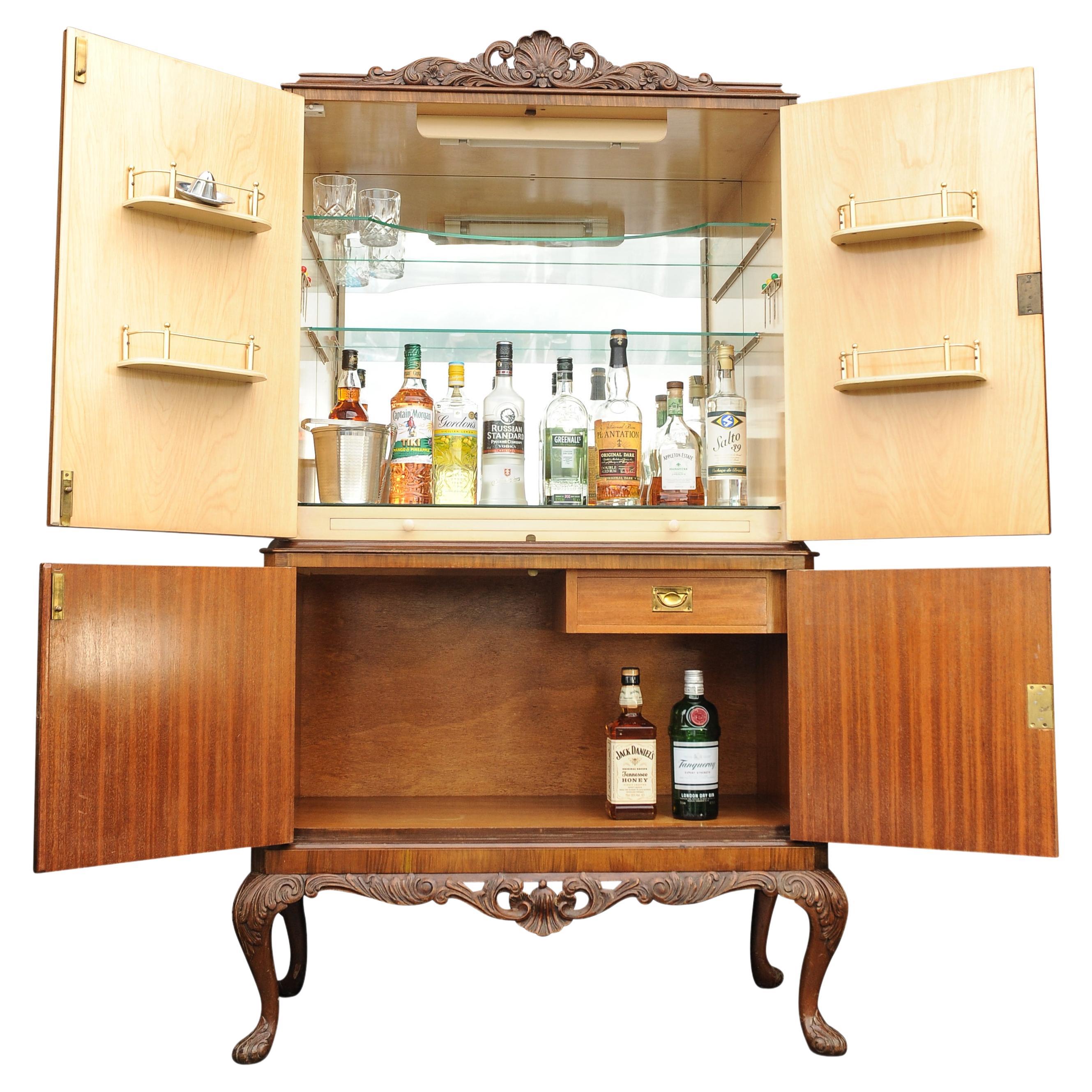1930s Art Deco Decadent Cocktail Cabinet Hand Crafted Burr Walnut, Mirrored Interior With Ormolu Carvings 
À la manière d'Epstein, sans étiquette de fabricant

Un beau meuble à cocktails pour recevoir des invités.
Il est équipé d'un miroir intérieur
