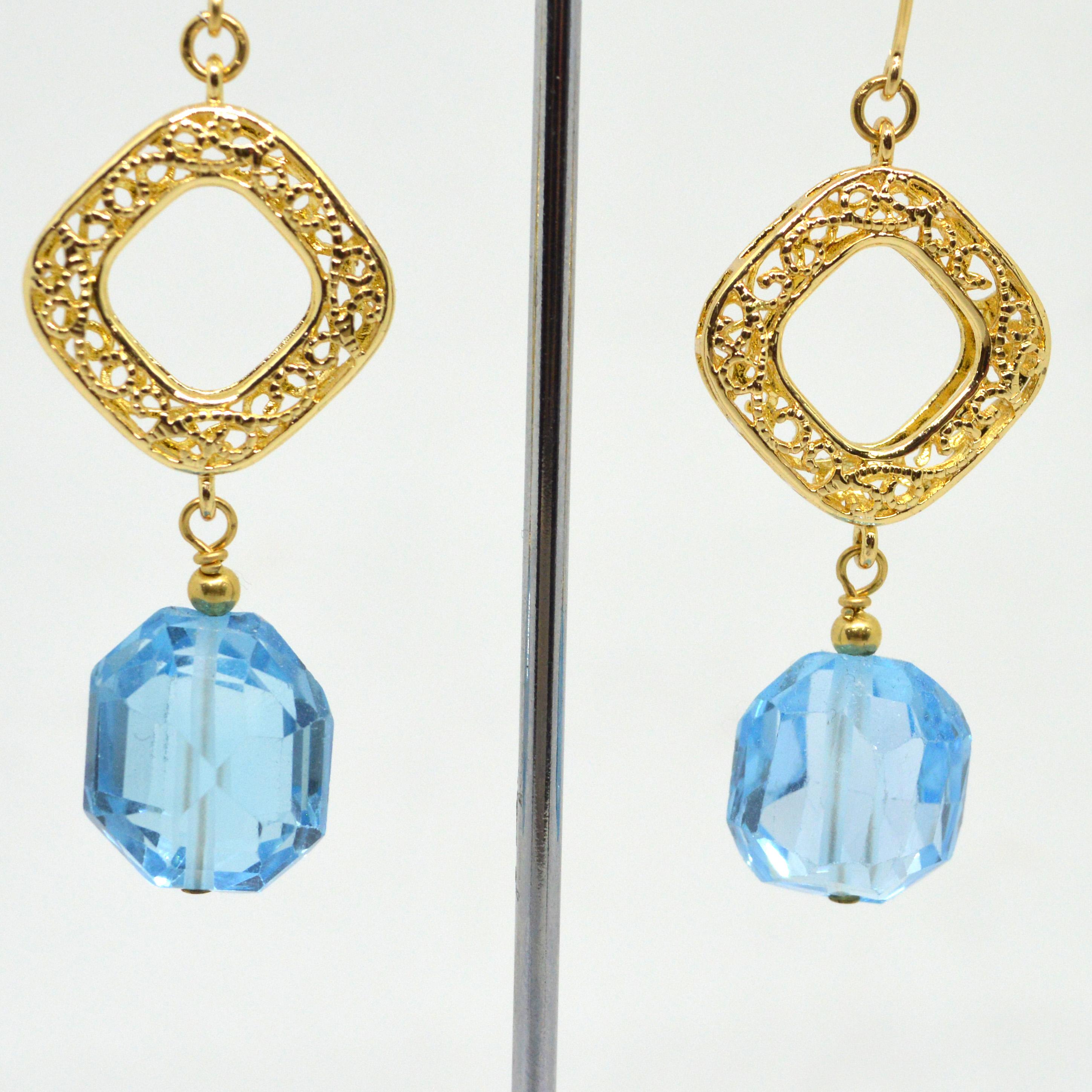  Striking and Beautiful 14ct Gold Filled, Blue Topaz Earrings. 

Description
14ct Gold Filled Wishbone Shephard Hook 32mm
14ct Gold Filled Filigree Connector 20x26mm
Blue Topaz Faceted Nugget 8x12mm
14ct Gold Filled Headpin, Jump lock and 3mm Round